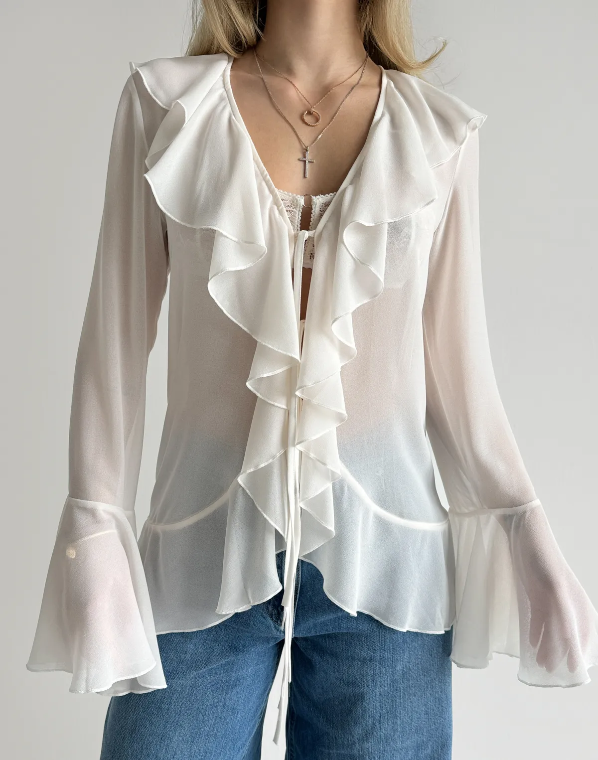 Сорочка з шифону з воланами, біла - Фото 1