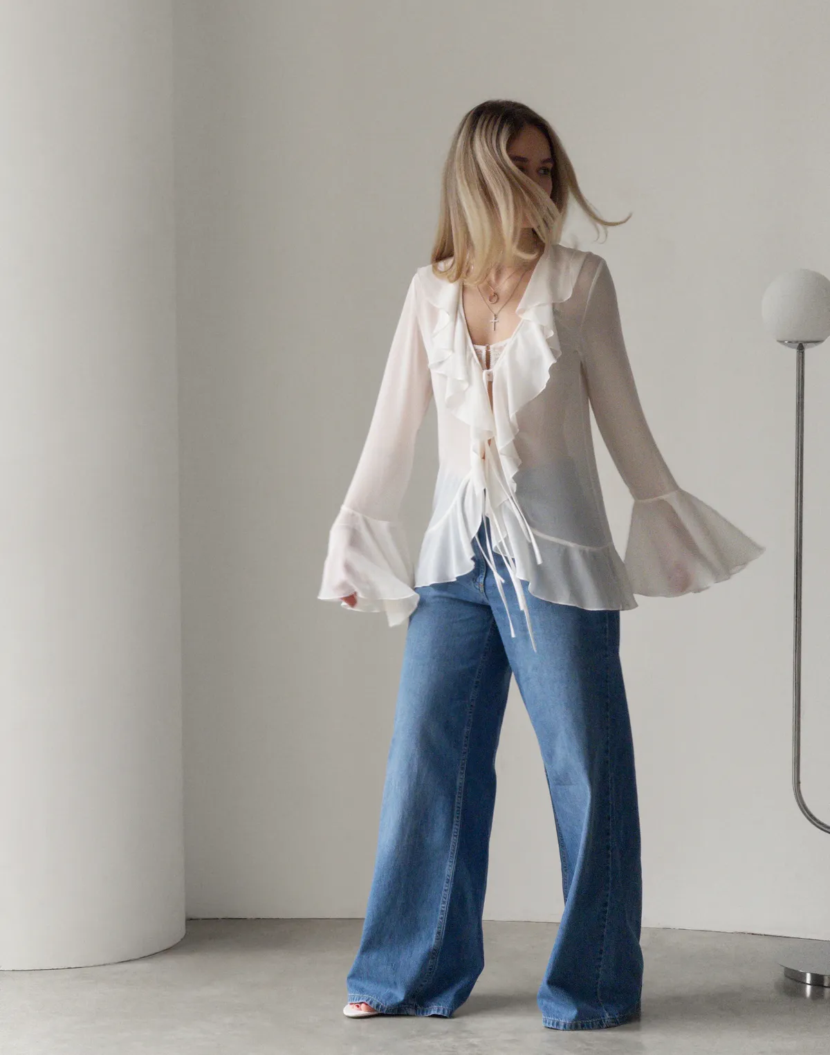 Сорочка з шифону з воланами, біла - Фото 5