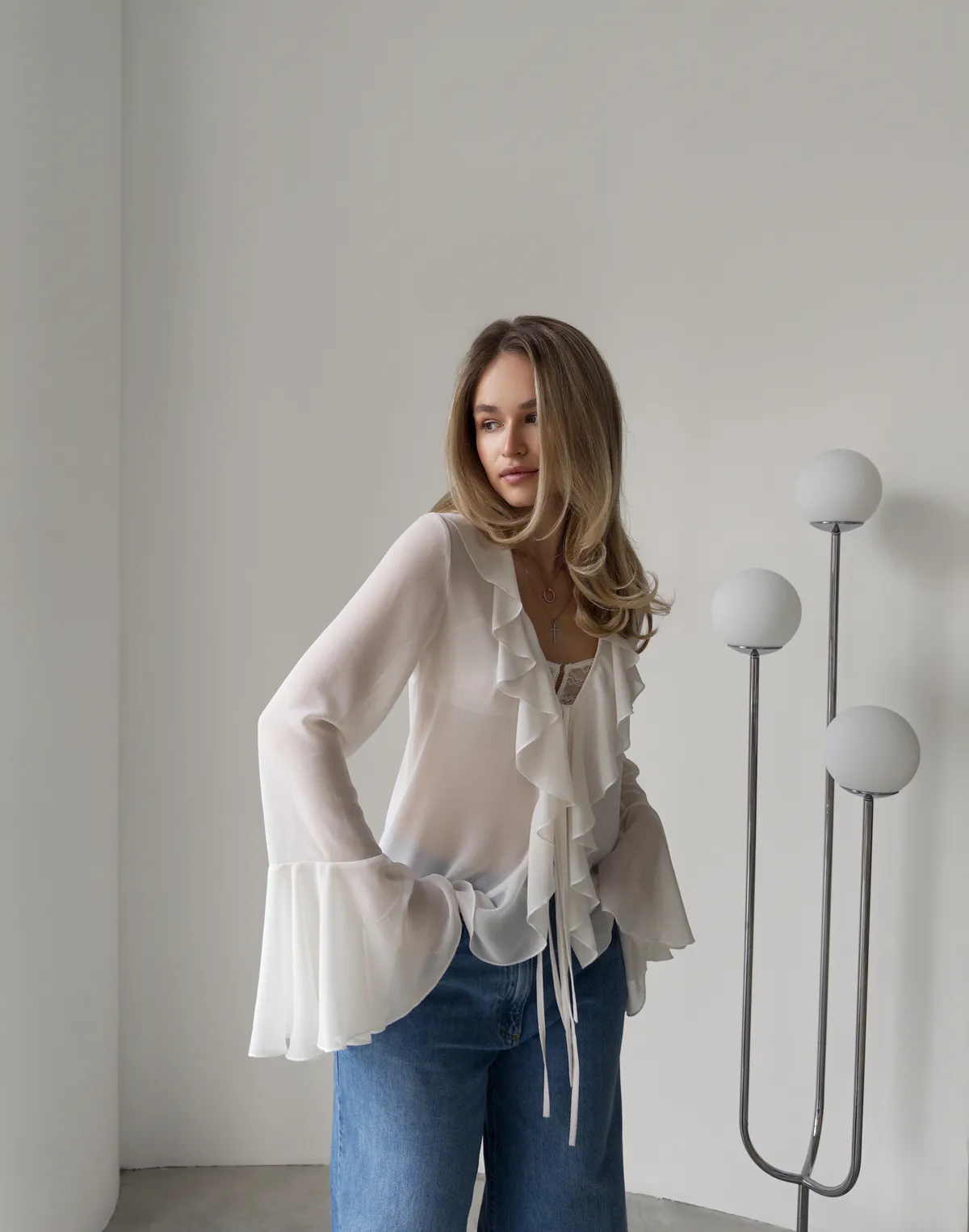 Сорочка з шифону з воланами, біла - Фото 4