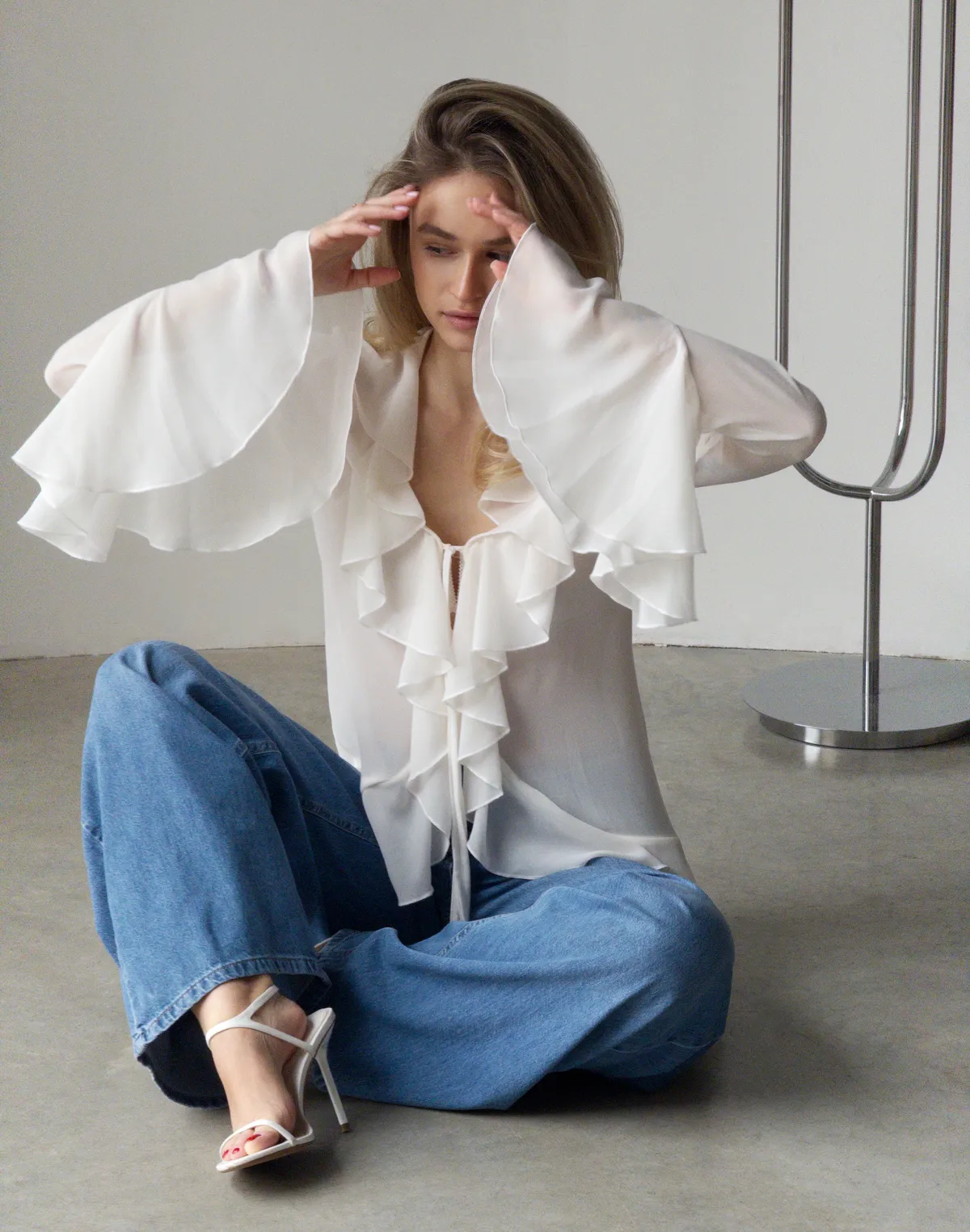 Сорочка з шифону з воланами, біла - Фото 3