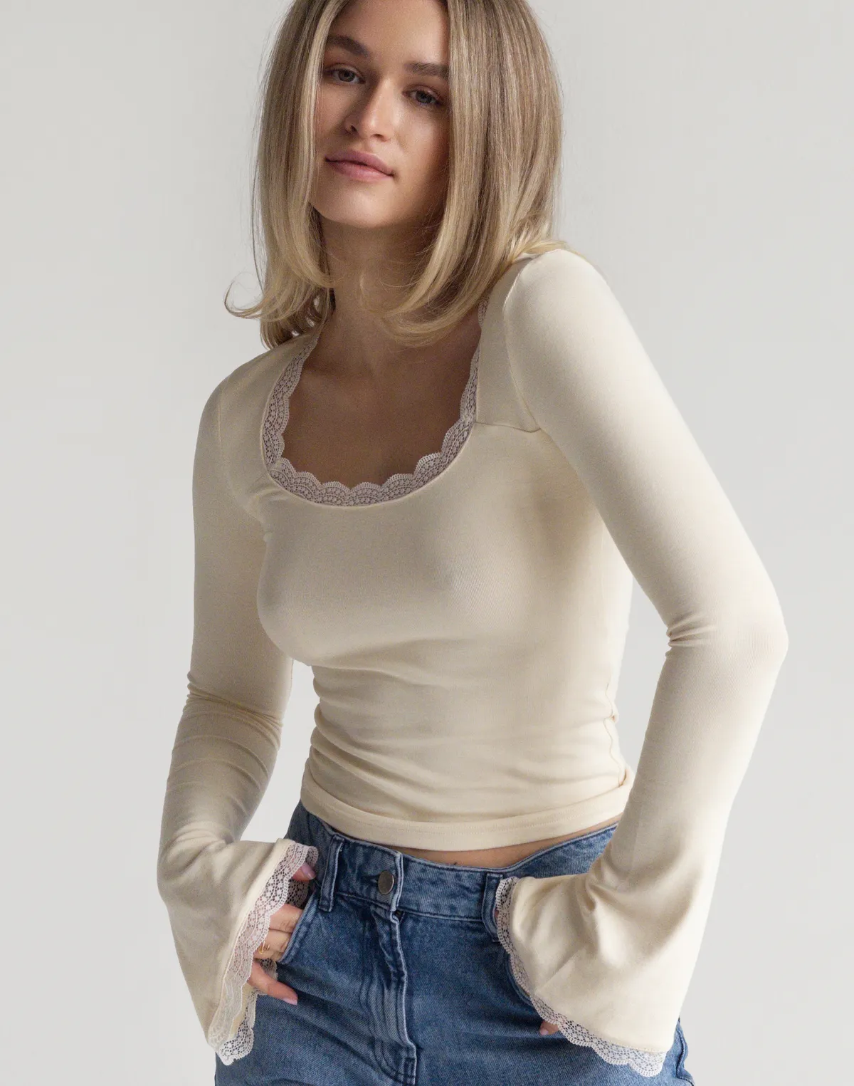 Лонгслів з мереживом та рукавом-кльош, світло-бежевий - Фото 8