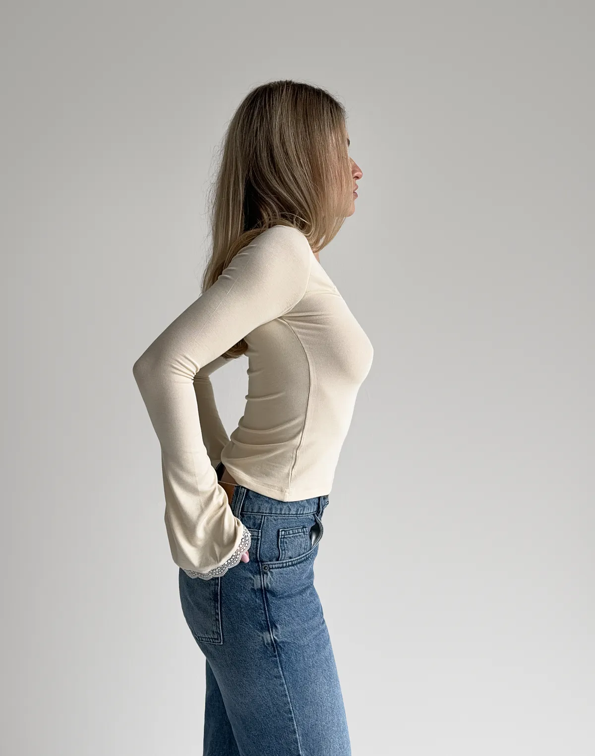 Лонгслів з мереживом та рукавом-кльош, світло-бежевий - Фото 4