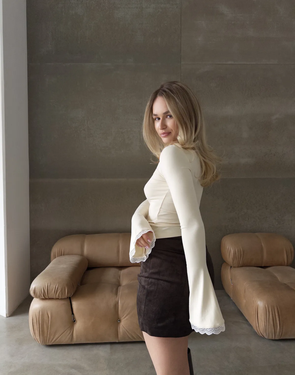 Лонгслів з мереживом та рукавом-кльош, світло-бежевий - Фото 2