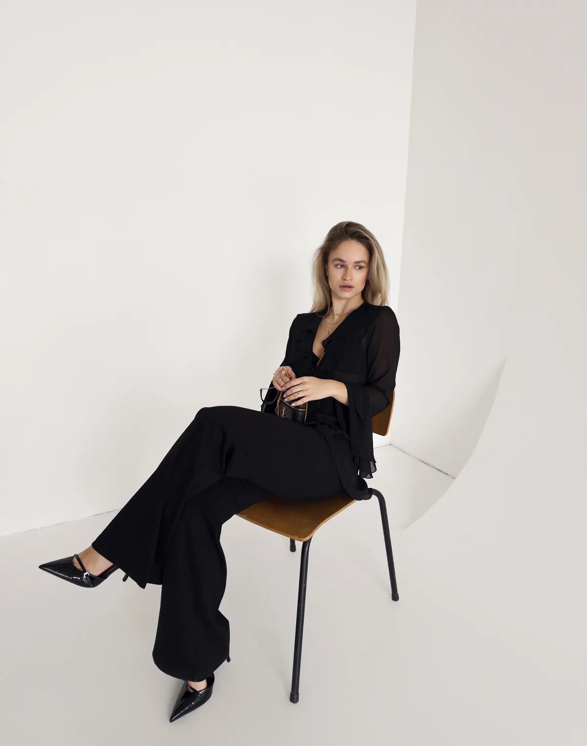 Сорочка з шифону з воланами, чорна - Фото 3