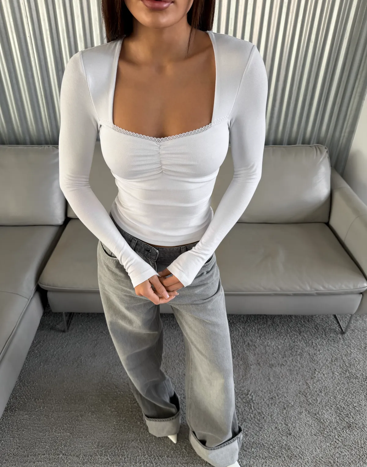 Лонгслів з мереживним декольте та декоративною затяжкою, сніжно-білий - Фото 4