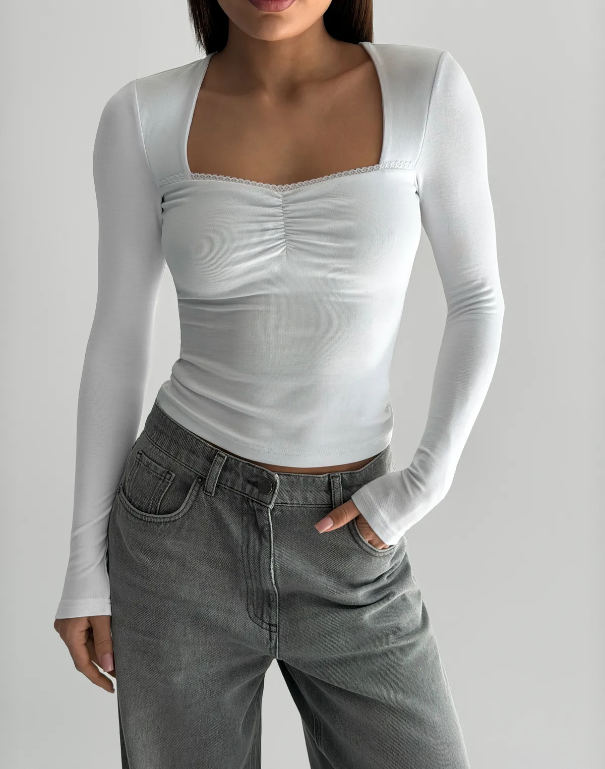 Лонгслів з мереживним декольте та декоративною затяжкою, сніжно-білий - Фото 1