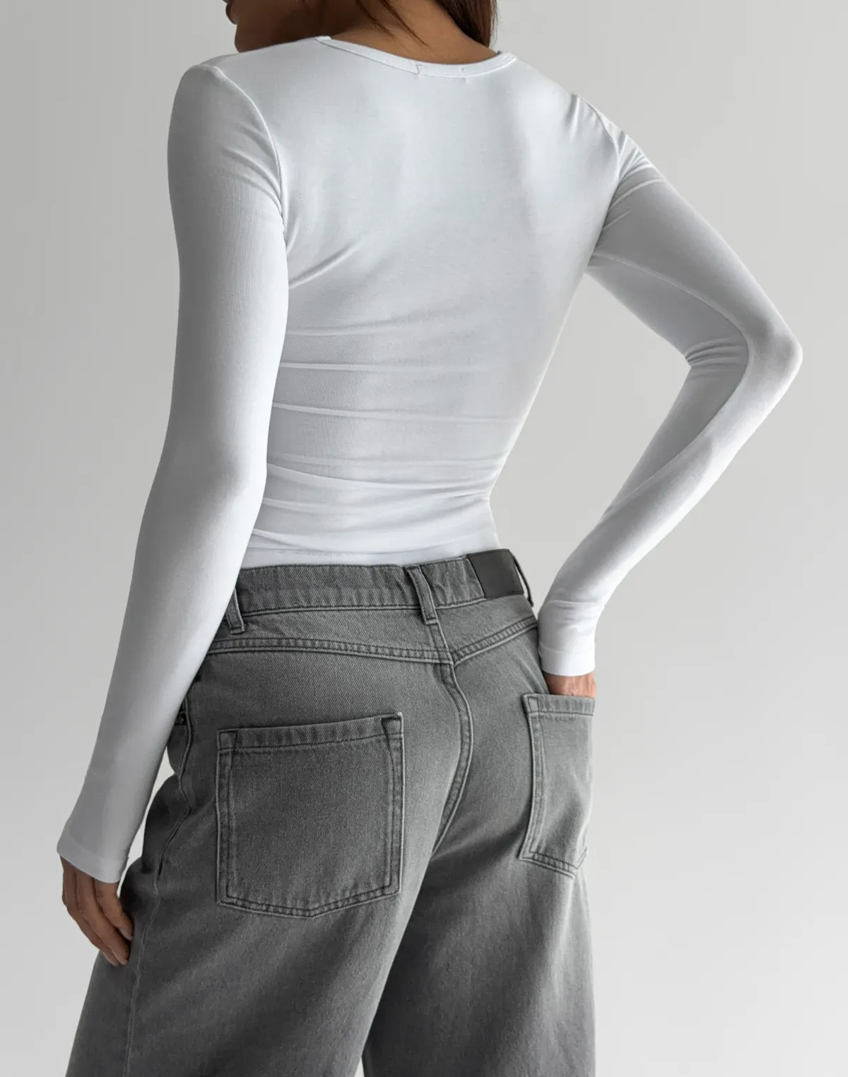 Лонгслів з мереживним декольте та декоративною затяжкою, сніжно-білий - Фото 2