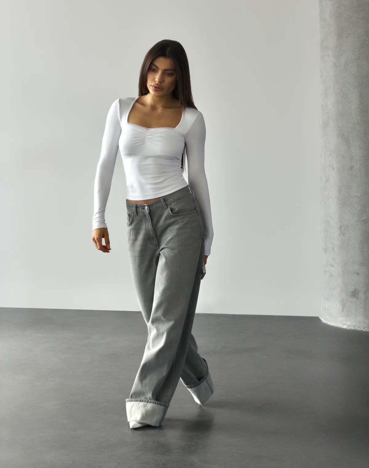 Лонгслів з мереживним декольте та декоративною затяжкою, сніжно-білий - Фото 3