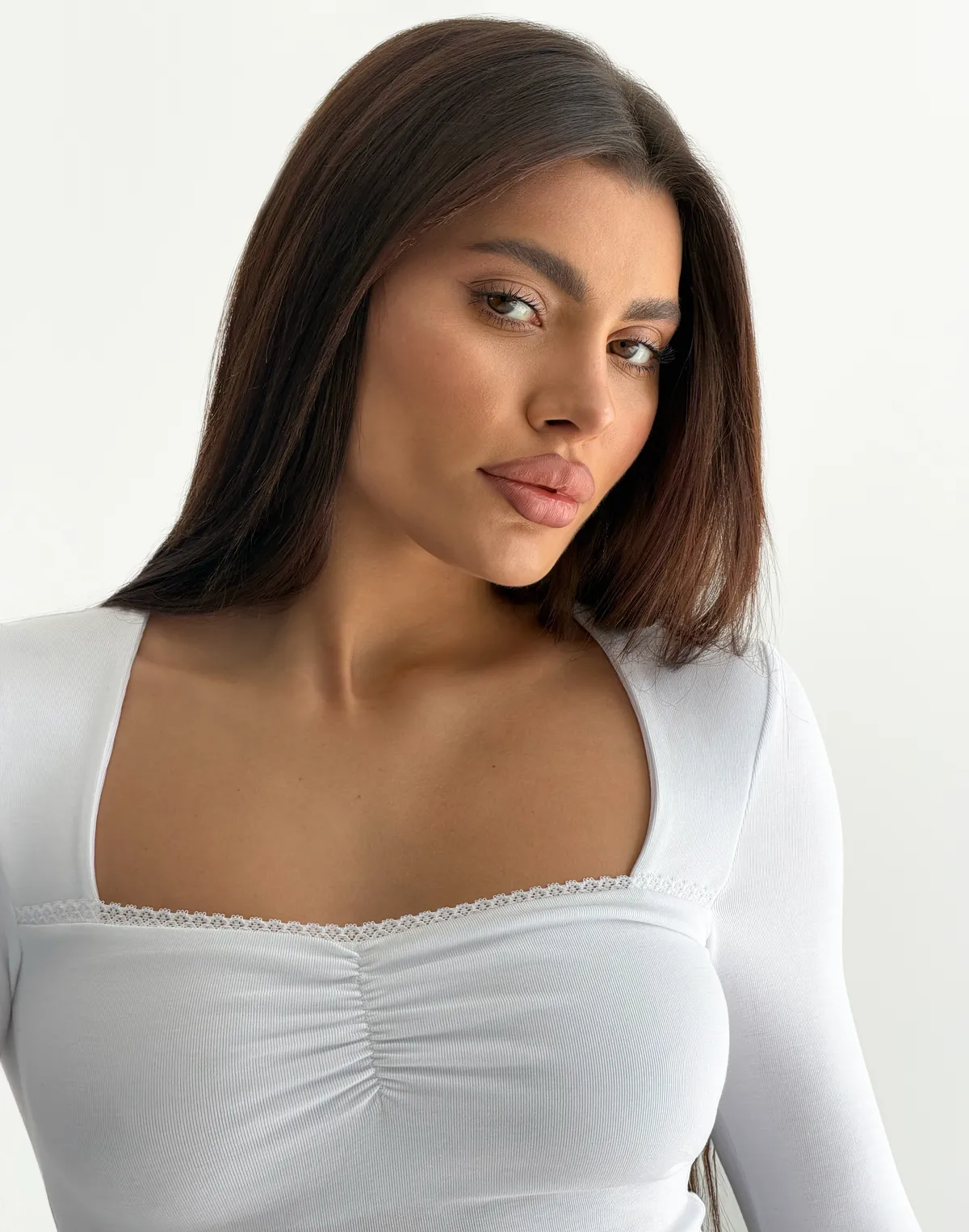 Лонгслів з мереживним декольте та декоративною затяжкою, сніжно-білий - Фото 6