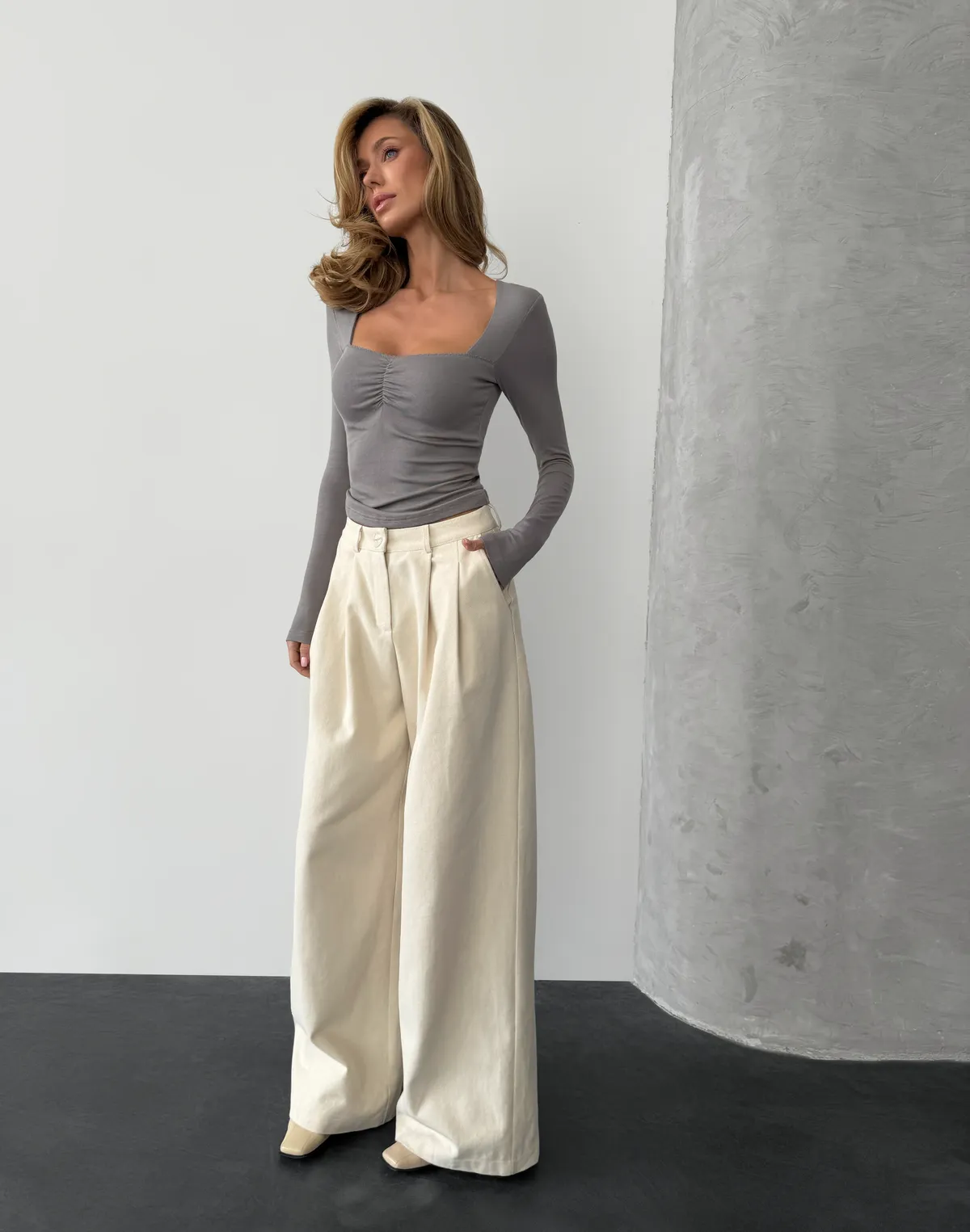 Лонгслів з мереживним декольте та декоративною затяжкою, сірий - Фото 8