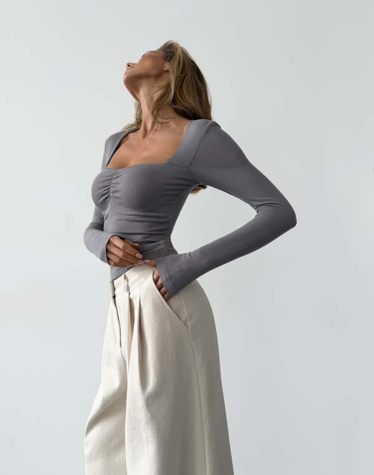 Лонгслів з мереживним декольте та декоративною затяжкою, сірий - Фото 6