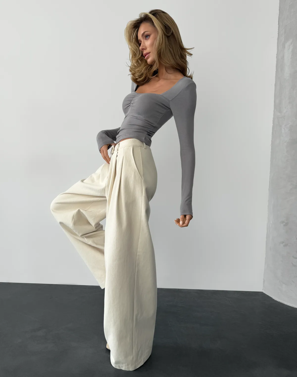 Лонгслів з мереживним декольте та декоративною затяжкою, сірий - Фото 4