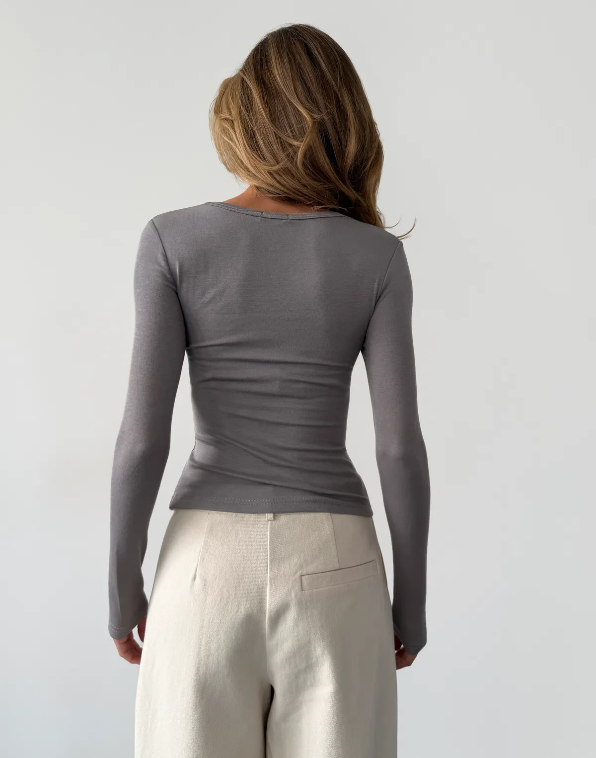 Лонгслів з мереживним декольте та декоративною затяжкою, сірий - Фото 2