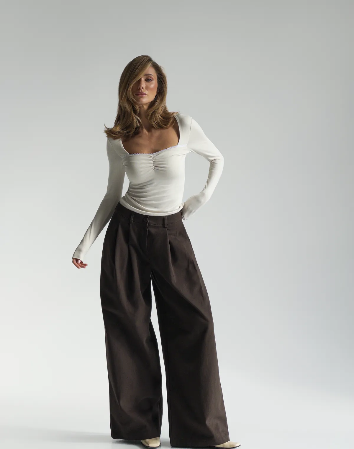 Лонгслів з мереживним декольте та декоративною затяжкою, холодний шампань - Фото 6