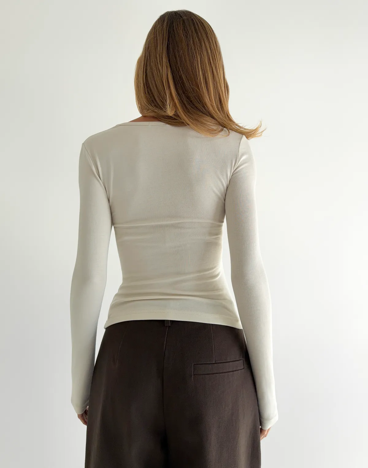 Лонгслів з мереживним декольте та декоративною затяжкою, холодний шампань - Фото 2