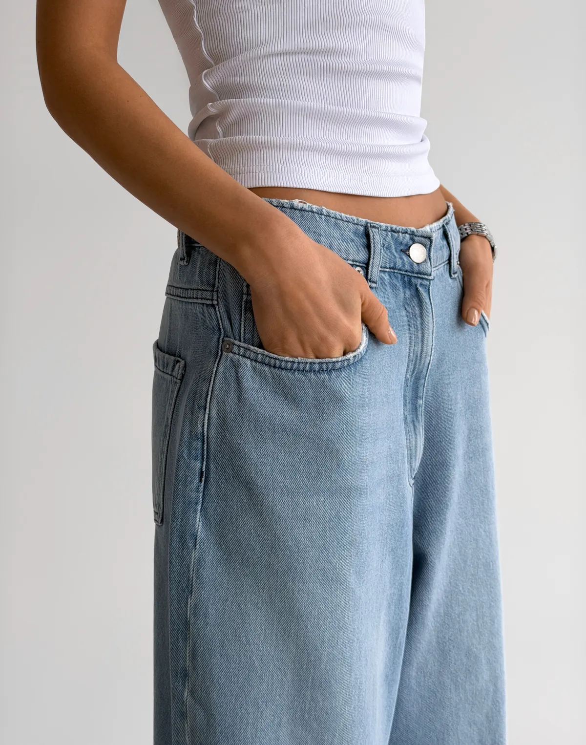 Джинси з декоративним необробленим краєм, блакитні - Фото 6