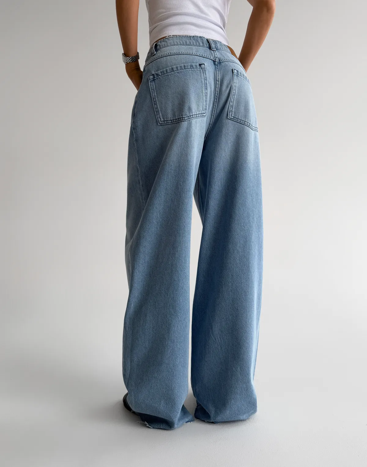 Джинси з декоративним необробленим краєм, блакитні - Фото 2