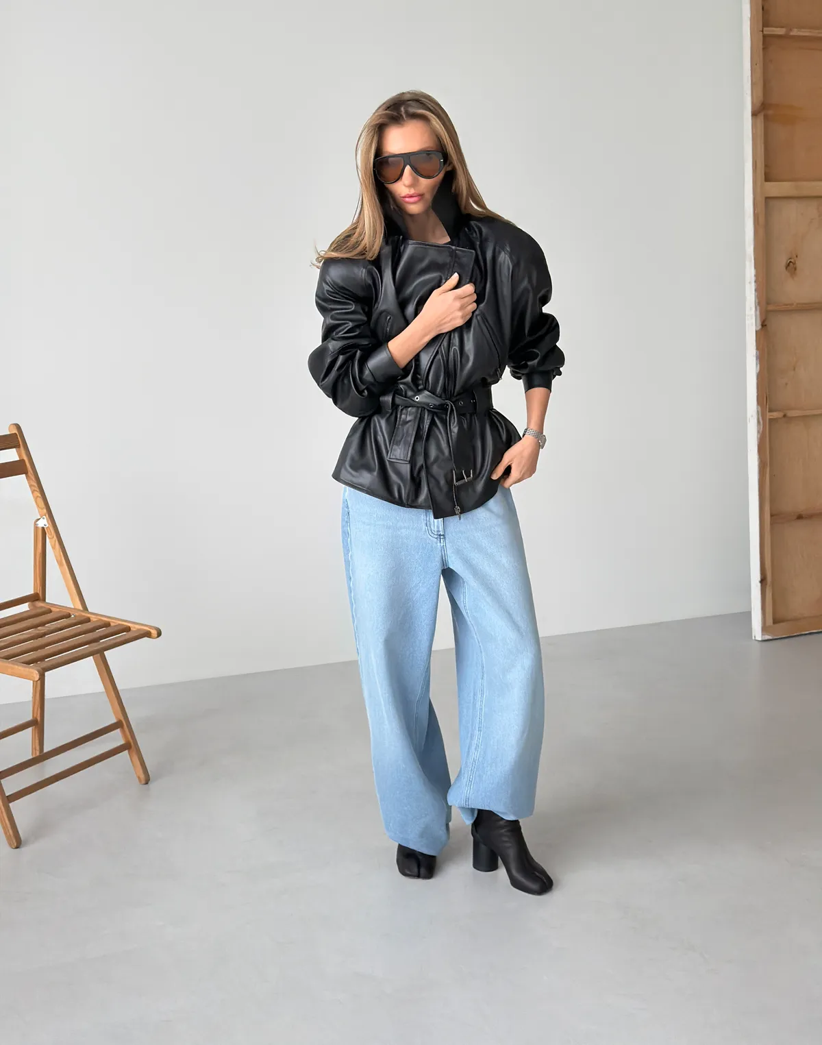 Джинси з декоративним необробленим краєм, блакитні - Фото 5