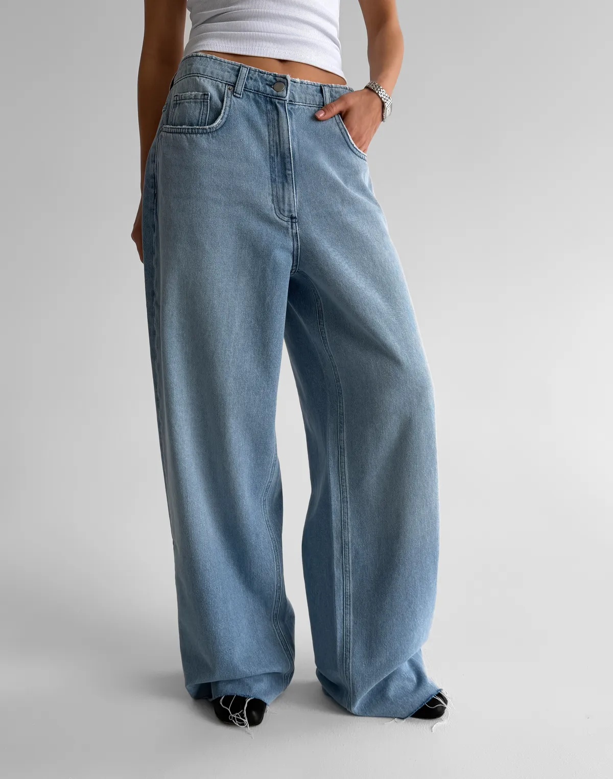 Джинси з декоративним необробленим краєм, блакитні - Фото 1