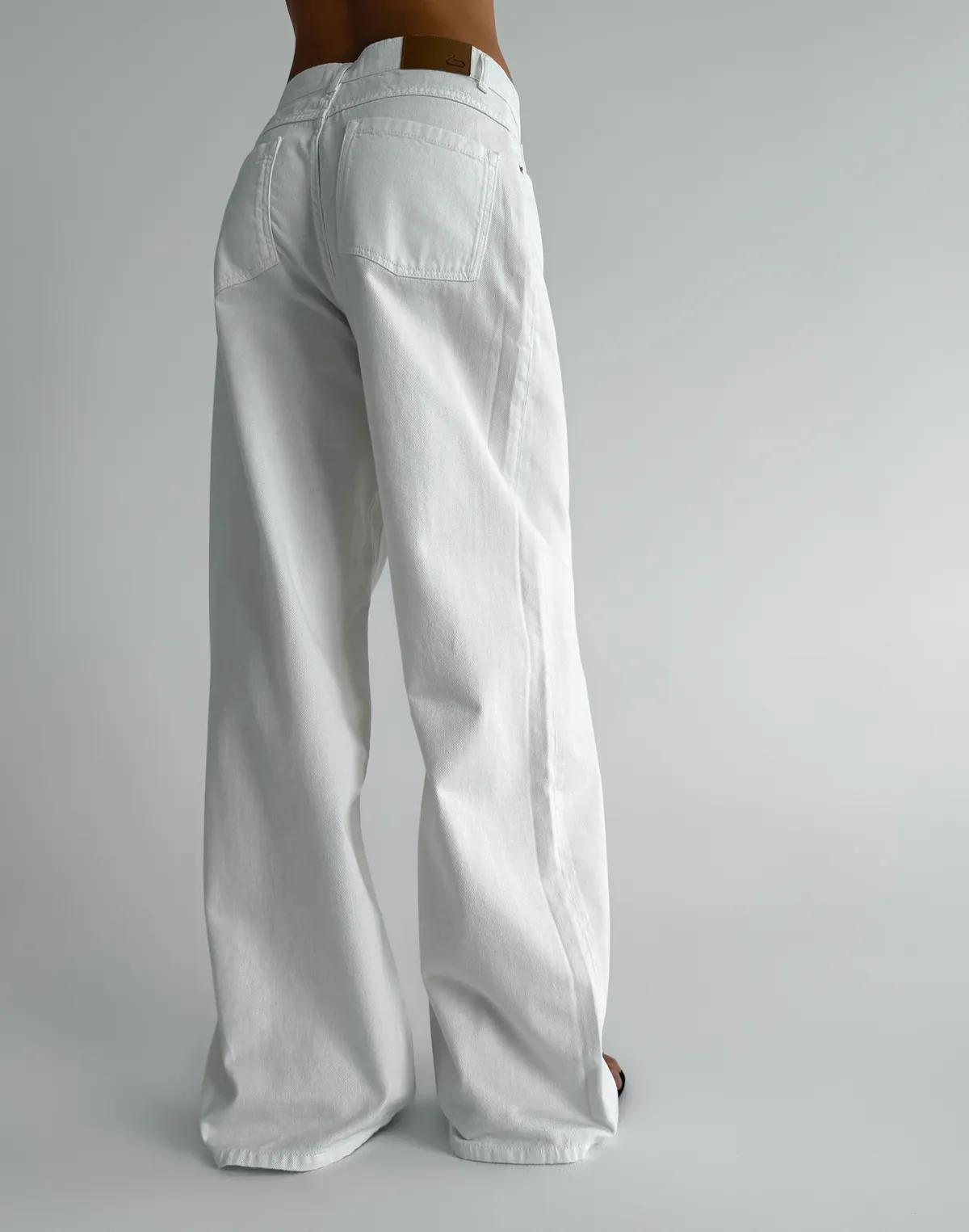 Джинси з декоративним обробленим краєм, молочні - Фото 2