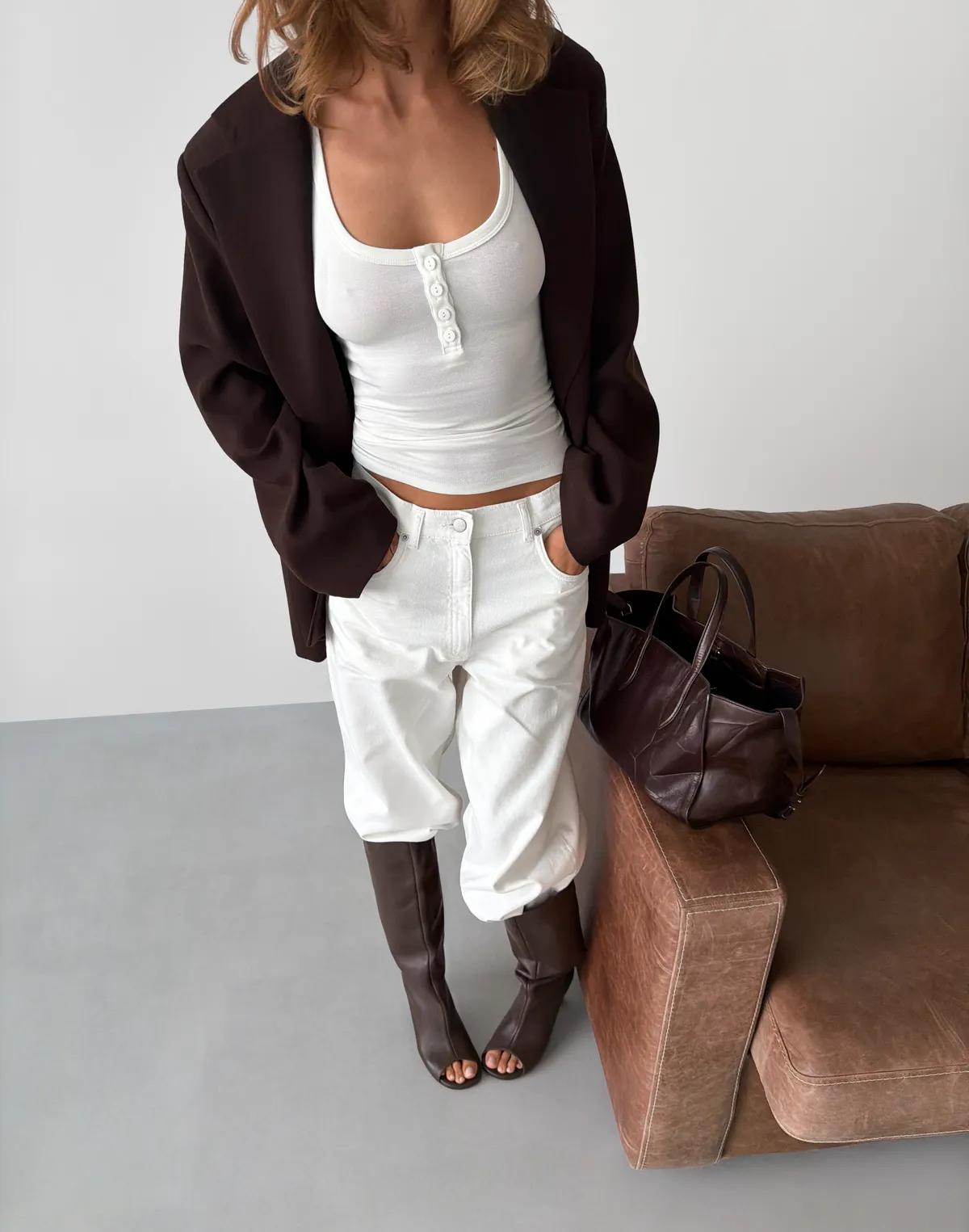 Джинси з декоративним обробленим краєм, молочні - Фото 8