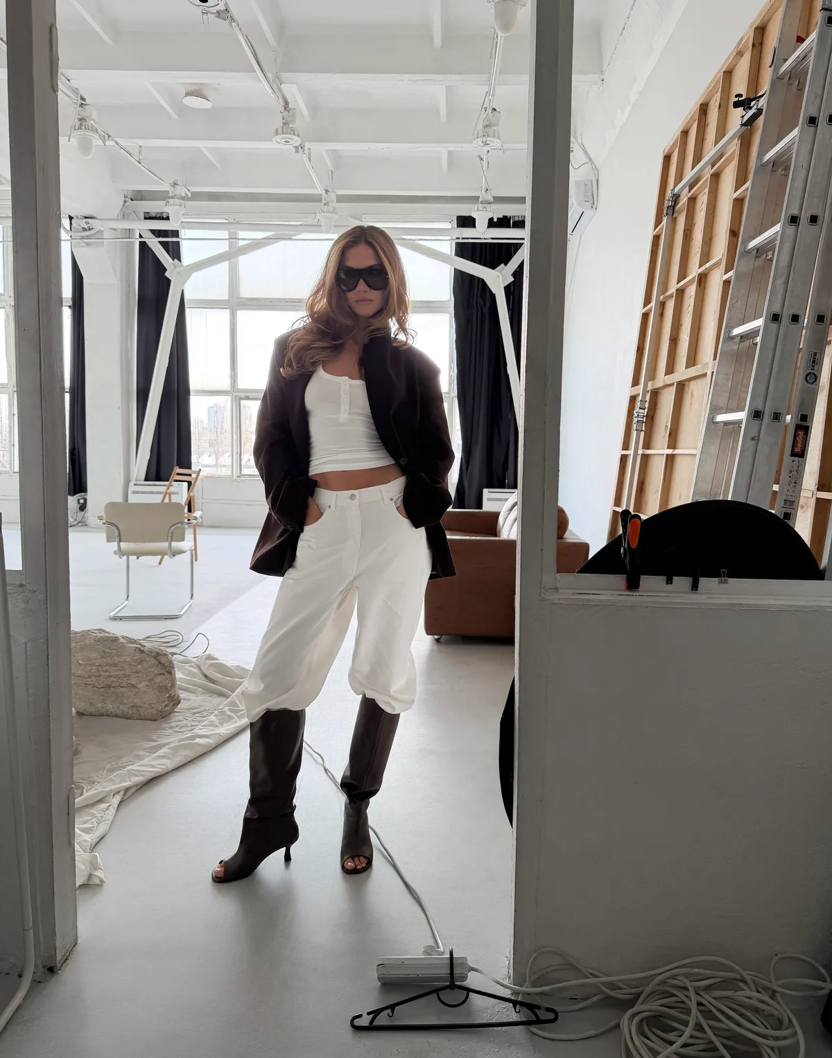 Джинси з декоративним обробленим краєм, молочні - Фото 3