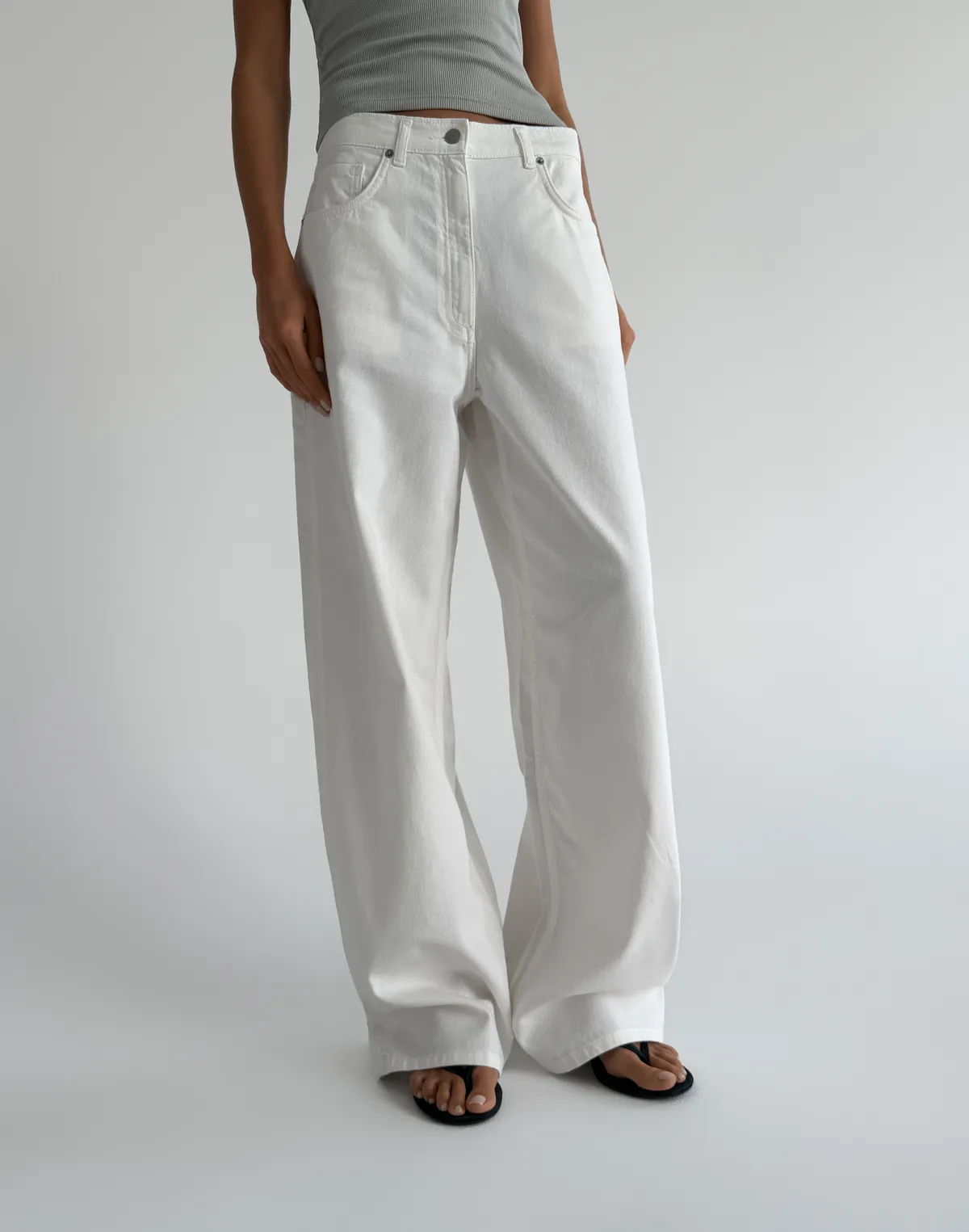 Джинси з декоративним обробленим краєм, молочні - Фото 1