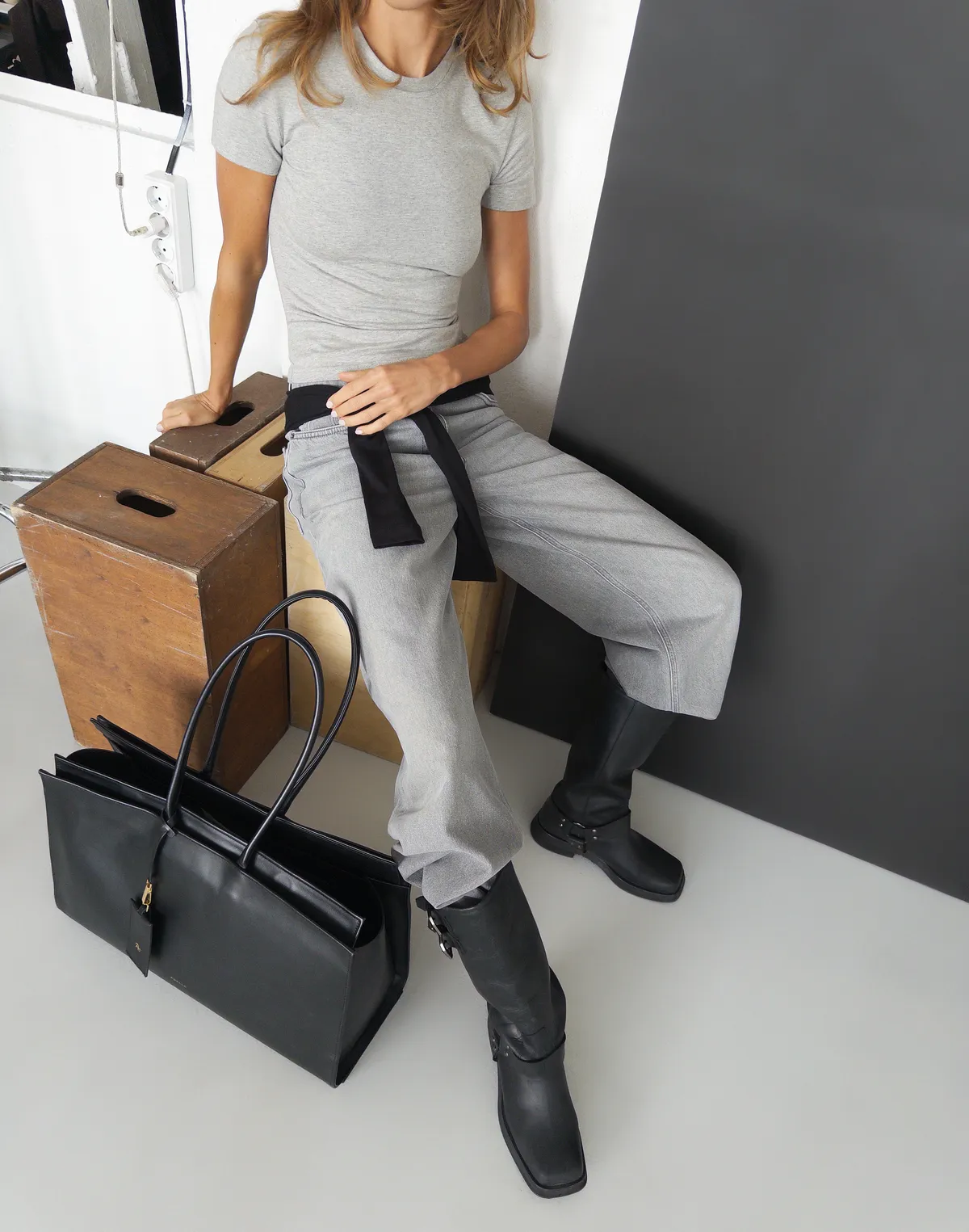 Джинси з декоративним підворотом, світло-сірі - Фото 8