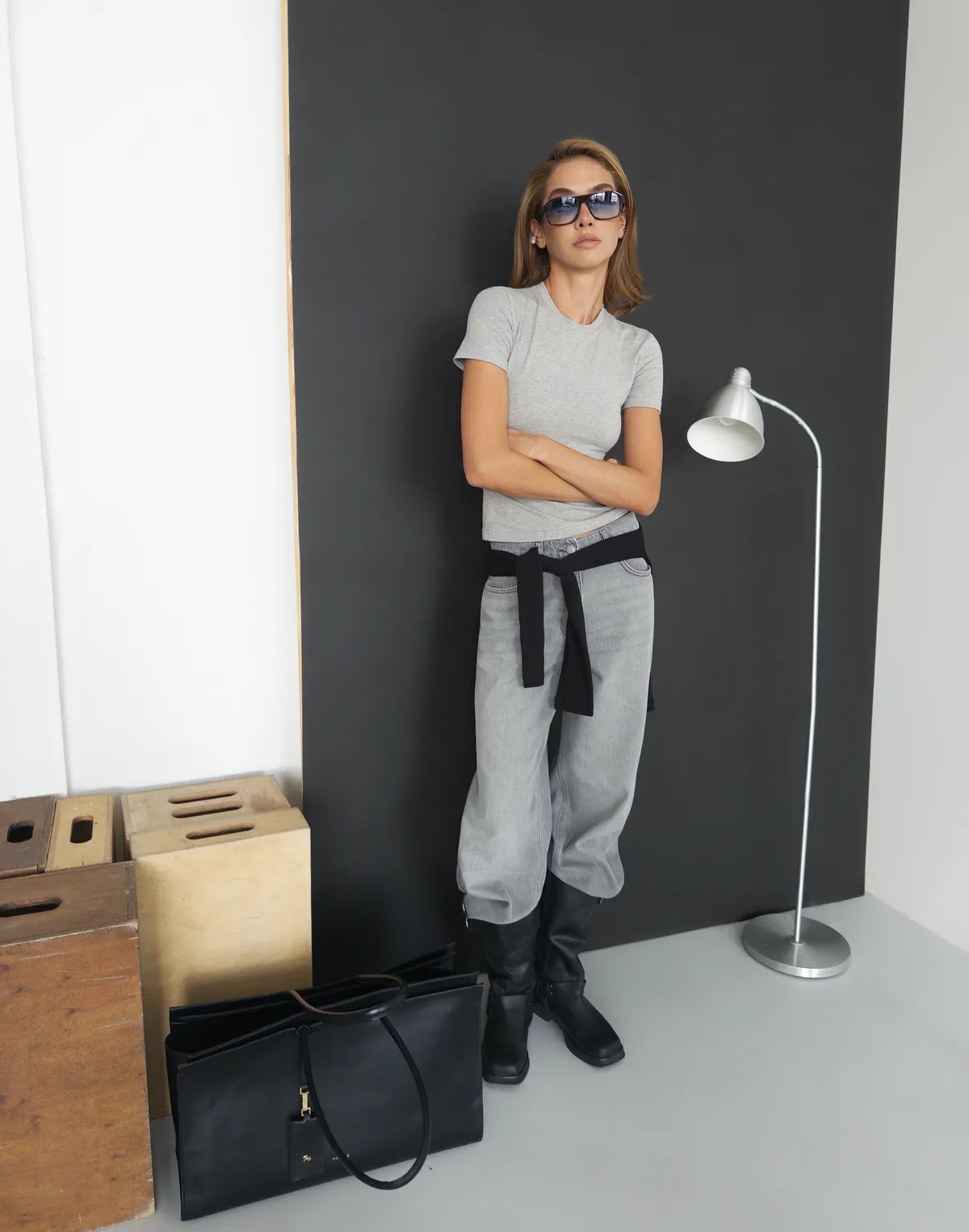 Джинси з декоративним підворотом, світло-сірі - Фото 7