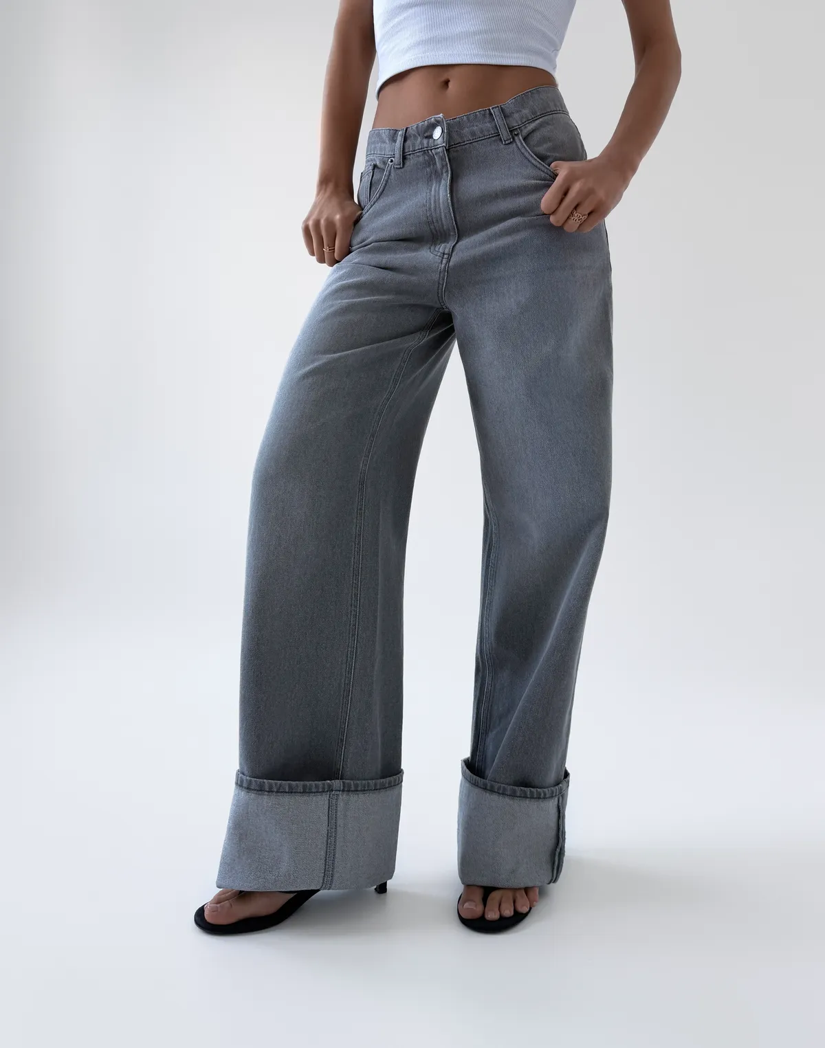 Джинси з декоративним підворотом, світло-сірі - Фото 1