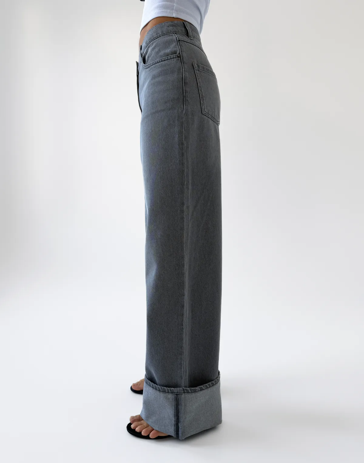 Джинси з декоративним підворотом, світло-сірі - Фото 5