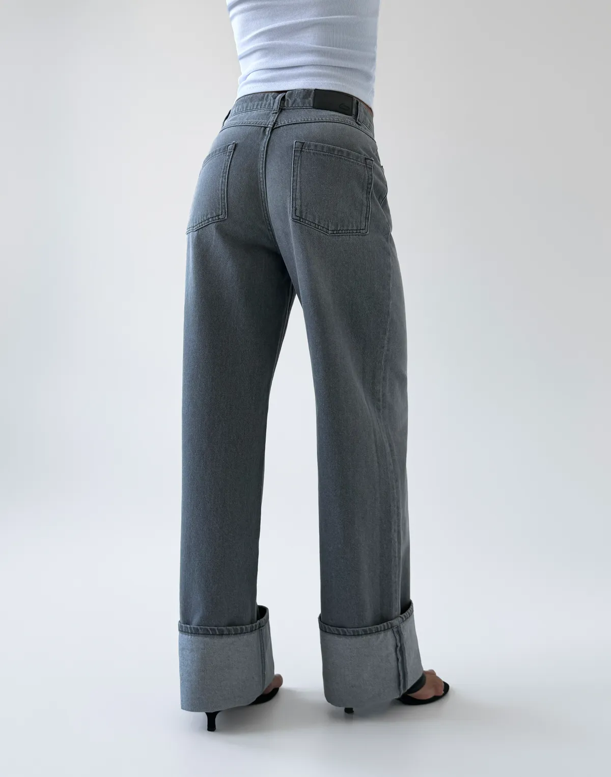 Джинси з декоративним підворотом, світло-сірі - Фото 2