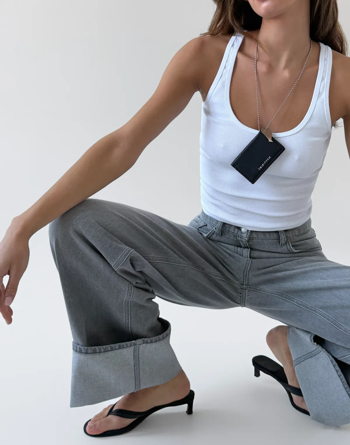 Джинси з декоративним підворотом, світло-сірі - Фото 4