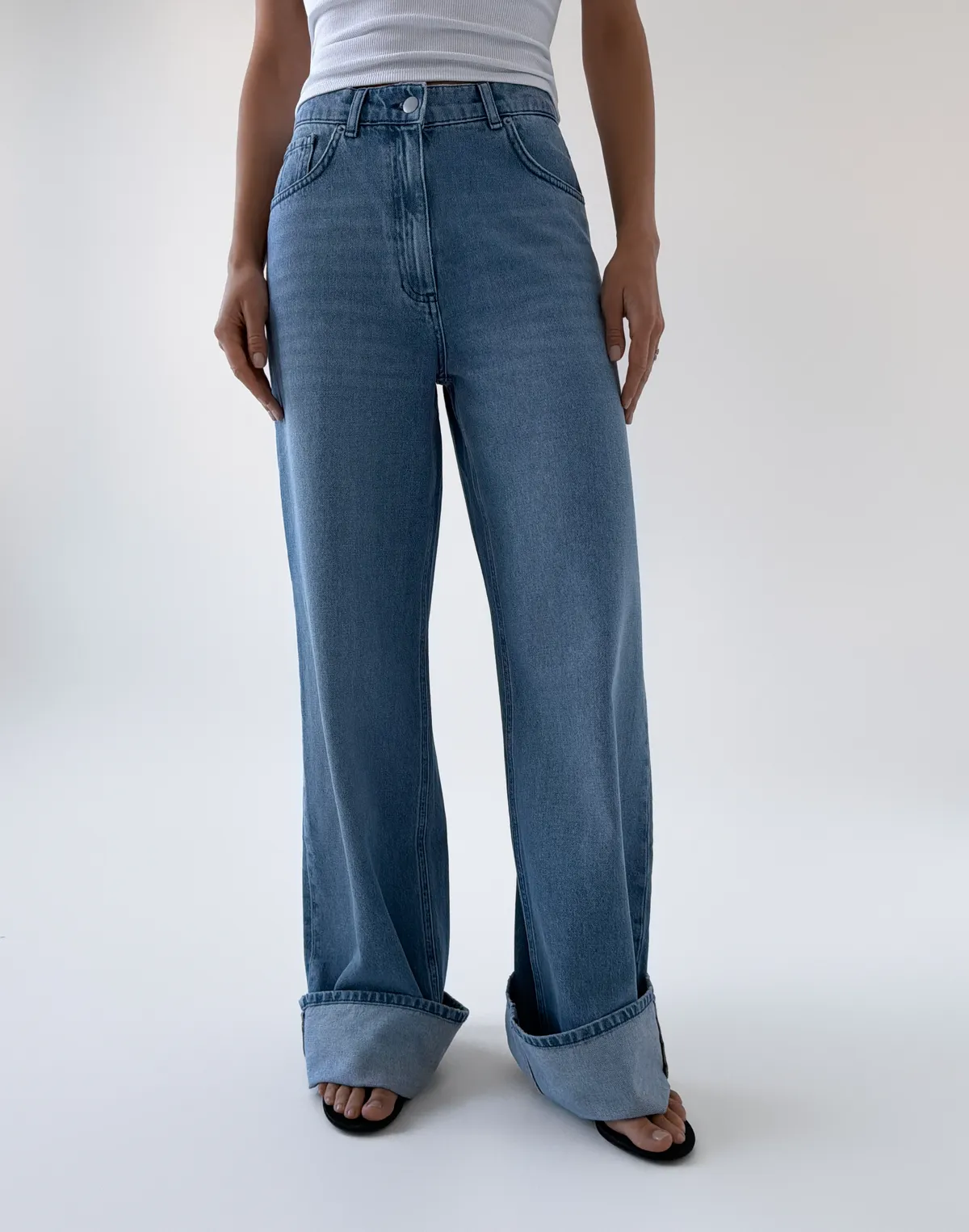 Джинси з декоративним підворотом, блакитні - Фото 1