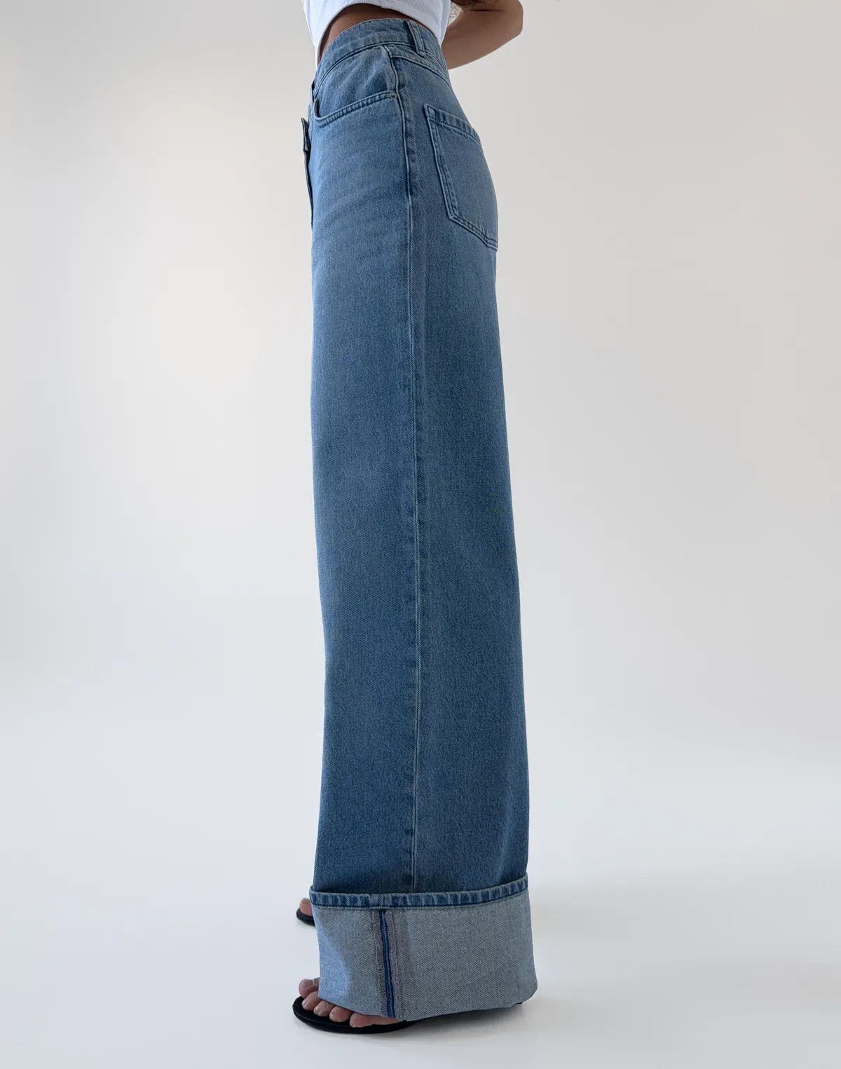 Джинси з декоративним підворотом, блакитні - Фото 6