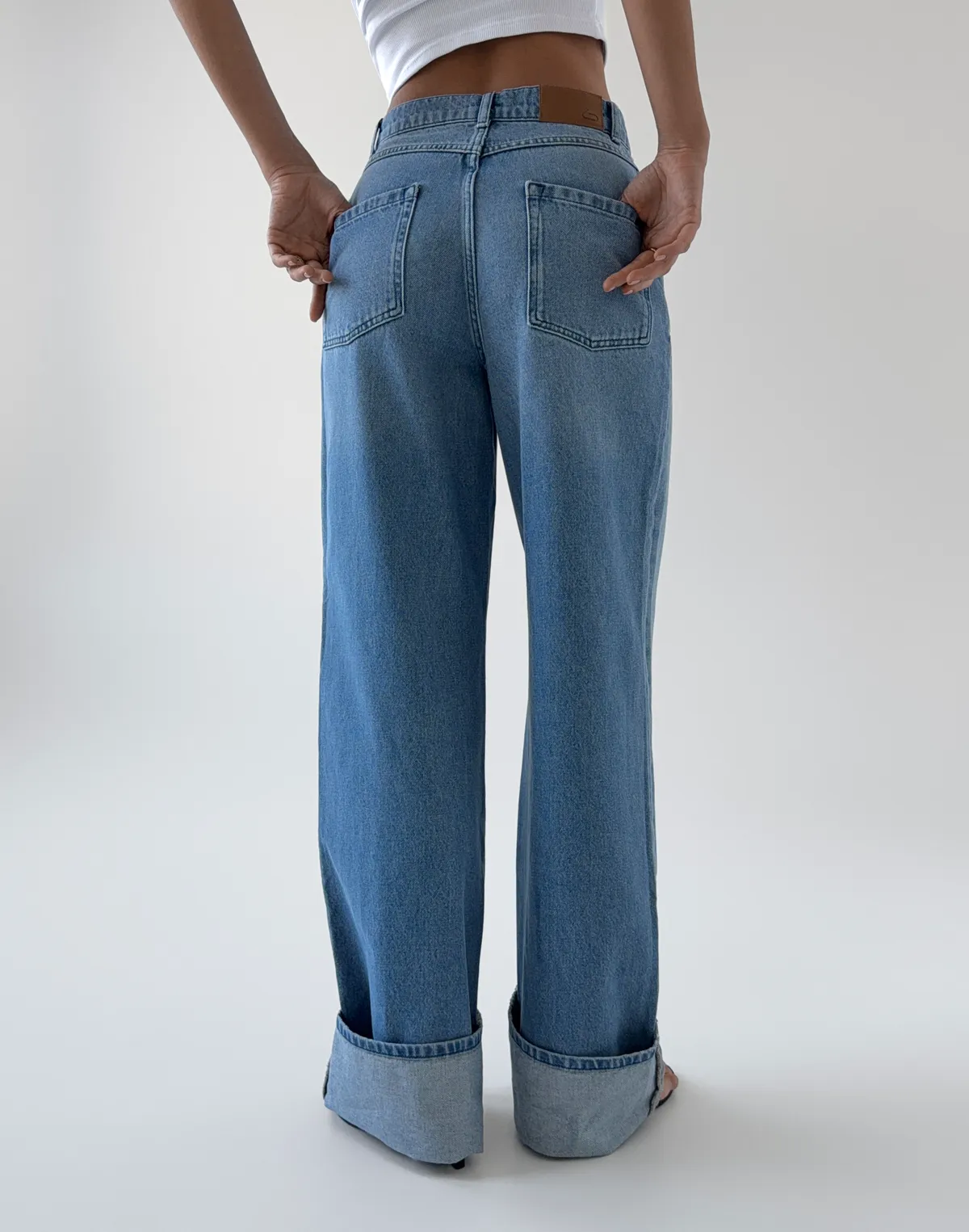 Джинси з декоративним підворотом, блакитні - Фото 2