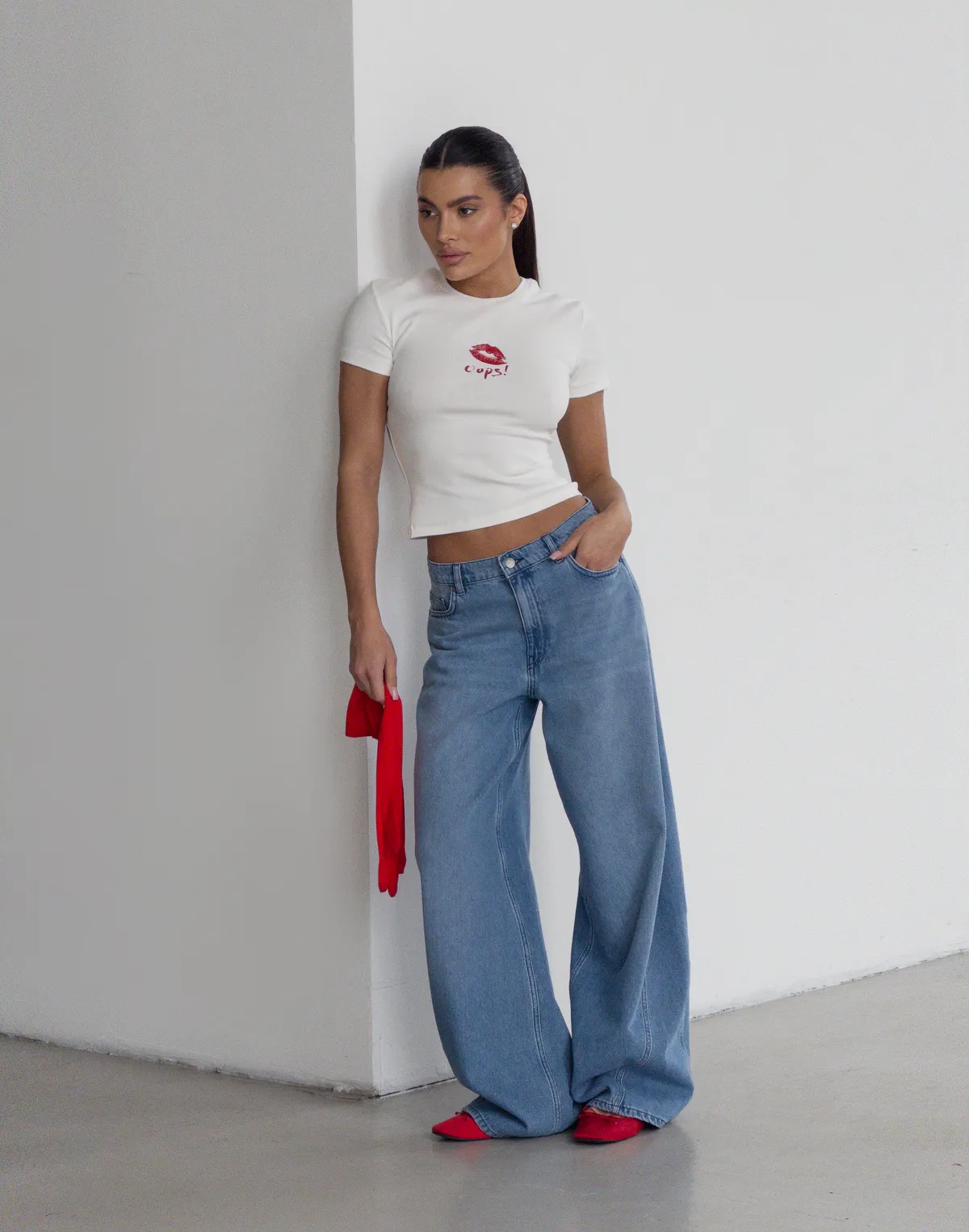 Жіноча футболка по фігурі бавовняна еластична, шампань з принтом "Oops!" - Фото 6