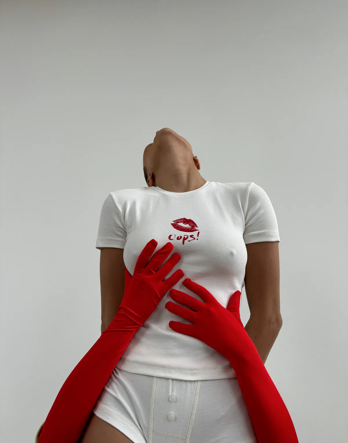 Жіноча футболка по фігурі бавовняна еластична, шампань з принтом "Oops!" - Фото 4