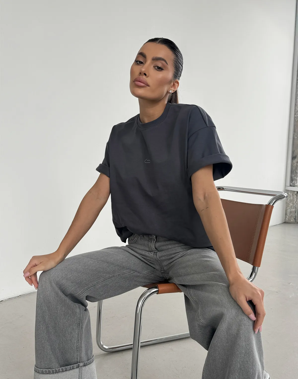 Футболка жіноча зі супер щільного котону оверсайз з логотипом, графітова з принтом "Soft was never mine" - Фото 8