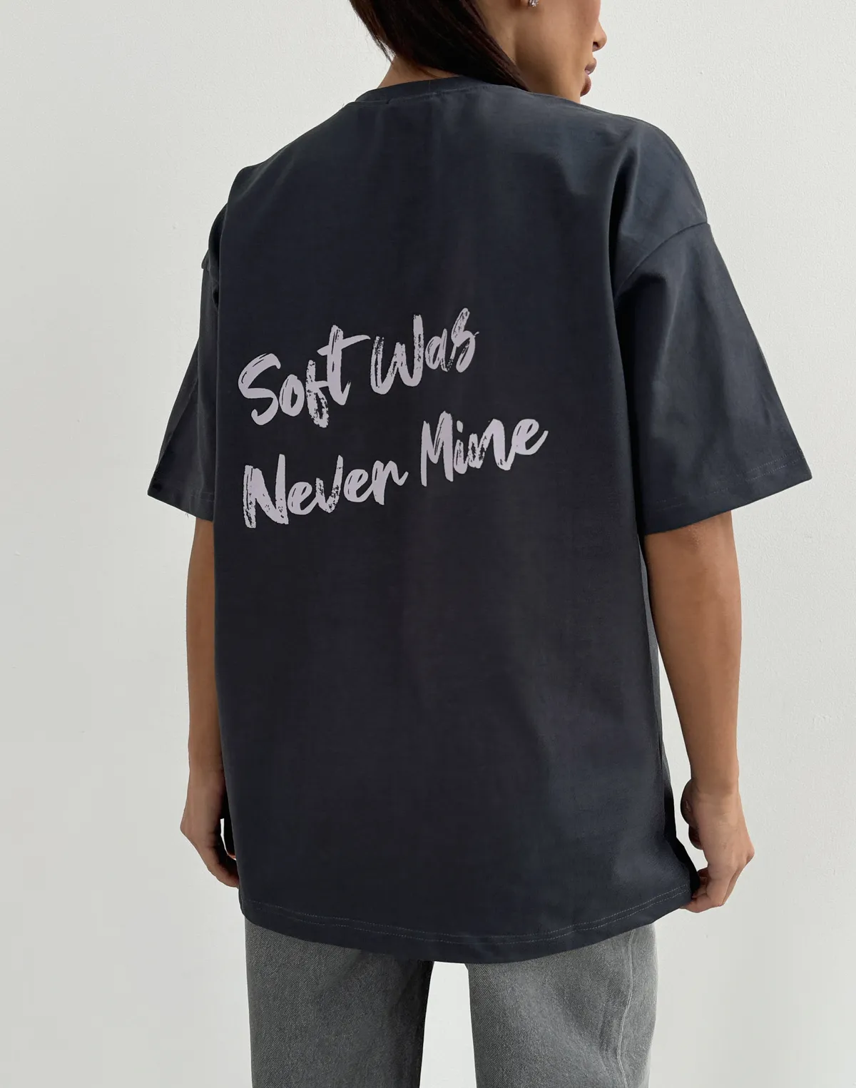 Футболка жіноча зі супер щільного котону оверсайз з логотипом, графітова з принтом "Soft was never mine" - Фото 7