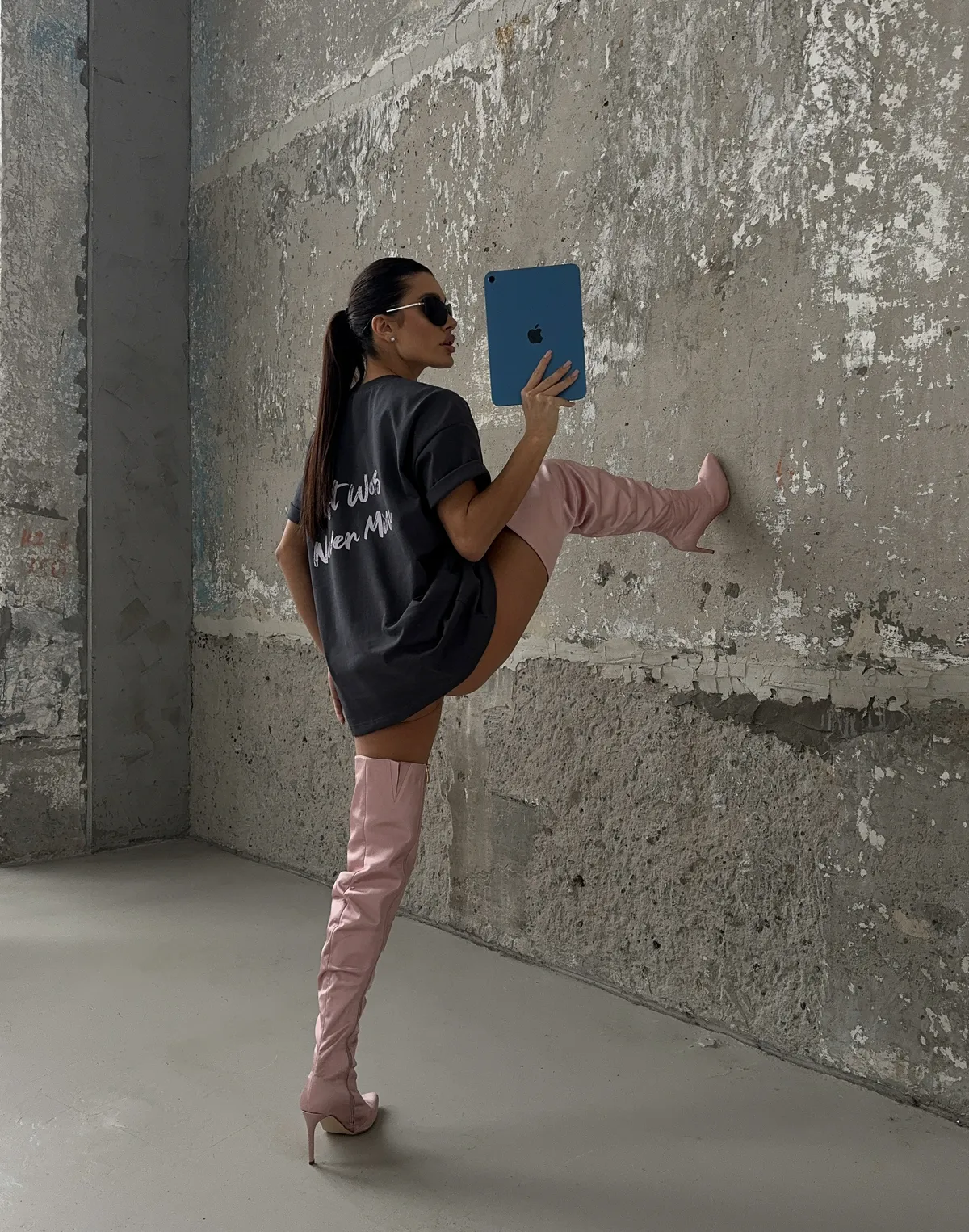 Футболка жіноча зі супер щільного котону оверсайз з логотипом, графітова з принтом "Soft was never mine" - Фото 5