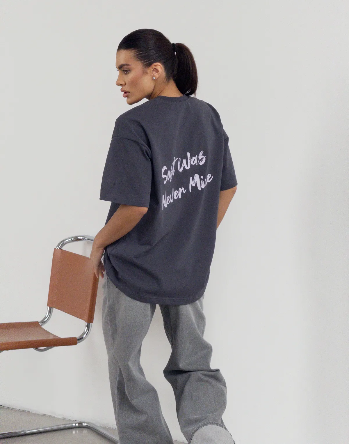 Футболка жіноча зі супер щільного котону оверсайз з логотипом, графітова з принтом "Soft was never mine" - Фото 1