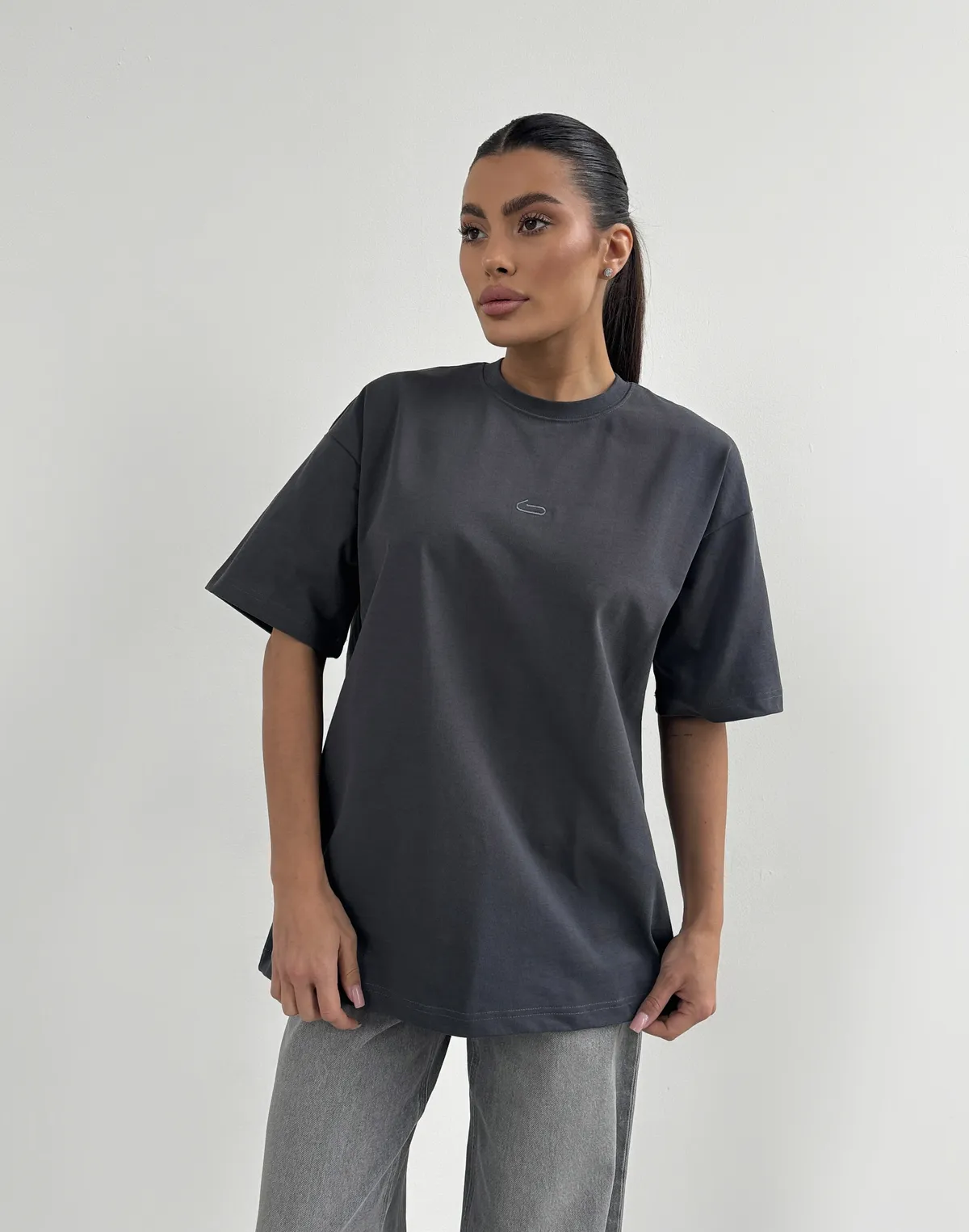 Футболка жіноча зі супер щільного котону оверсайз з логотипом, графітова з принтом "Soft was never mine" - Фото 3