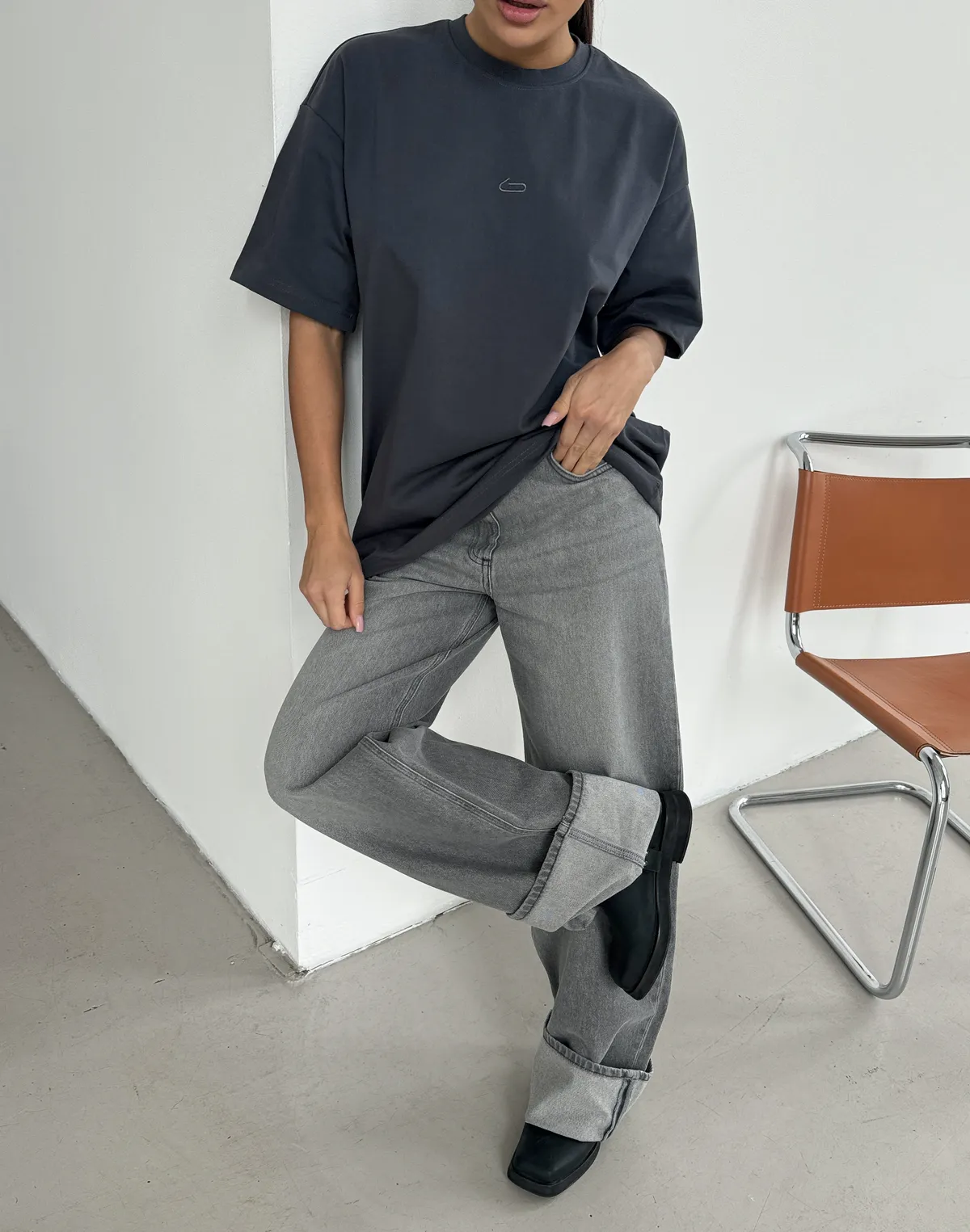 Футболка жіноча зі супер щільного котону оверсайз з логотипом, графітова з принтом "Soft was never mine" - Фото 2