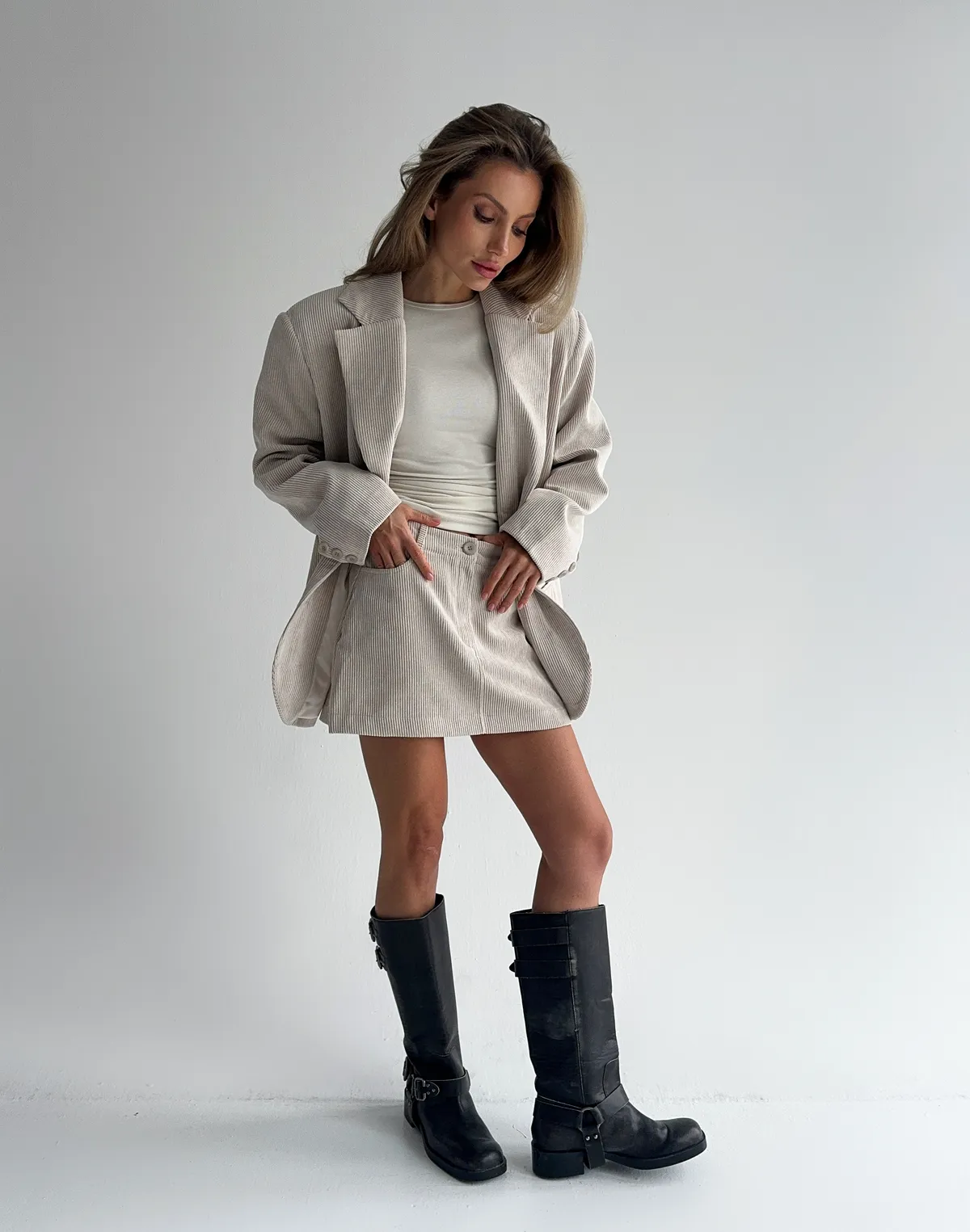 Комплект вельветовий жакет оверсайз та спідниця міні, молочні - Фото 1