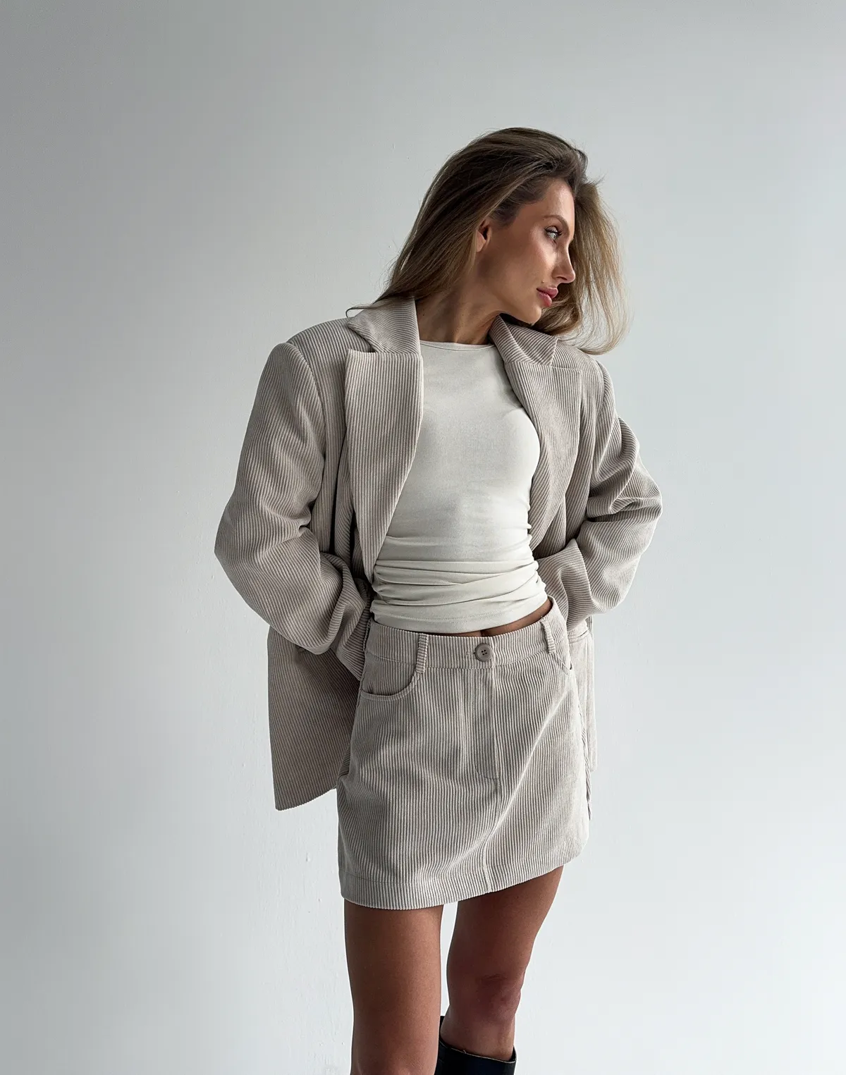 Спідниця міні вельветова весняна, молочна - Фото 3