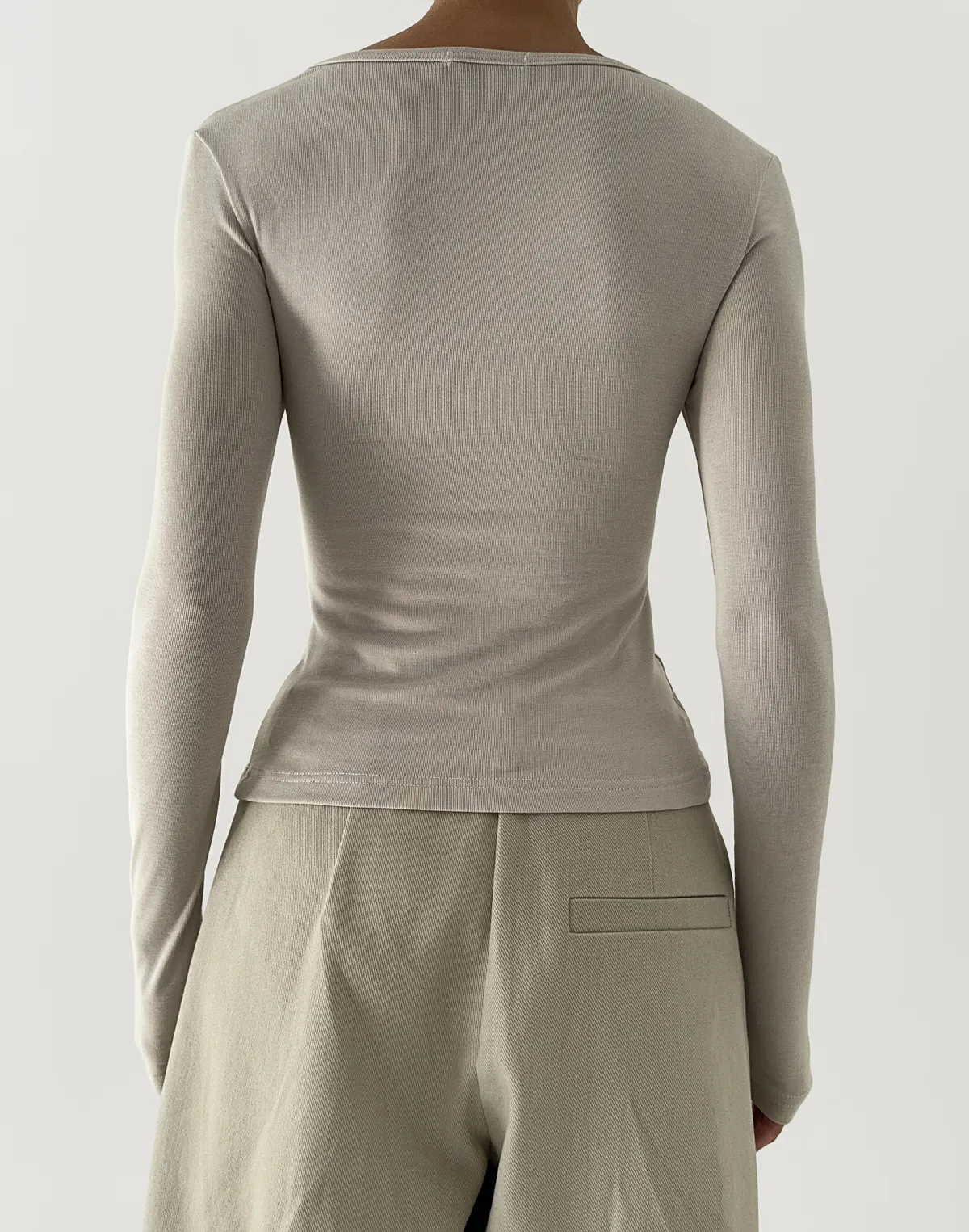 Лонгслів з мереживним декольте та декоративною затяжкою, світлий капучіно - Фото 2