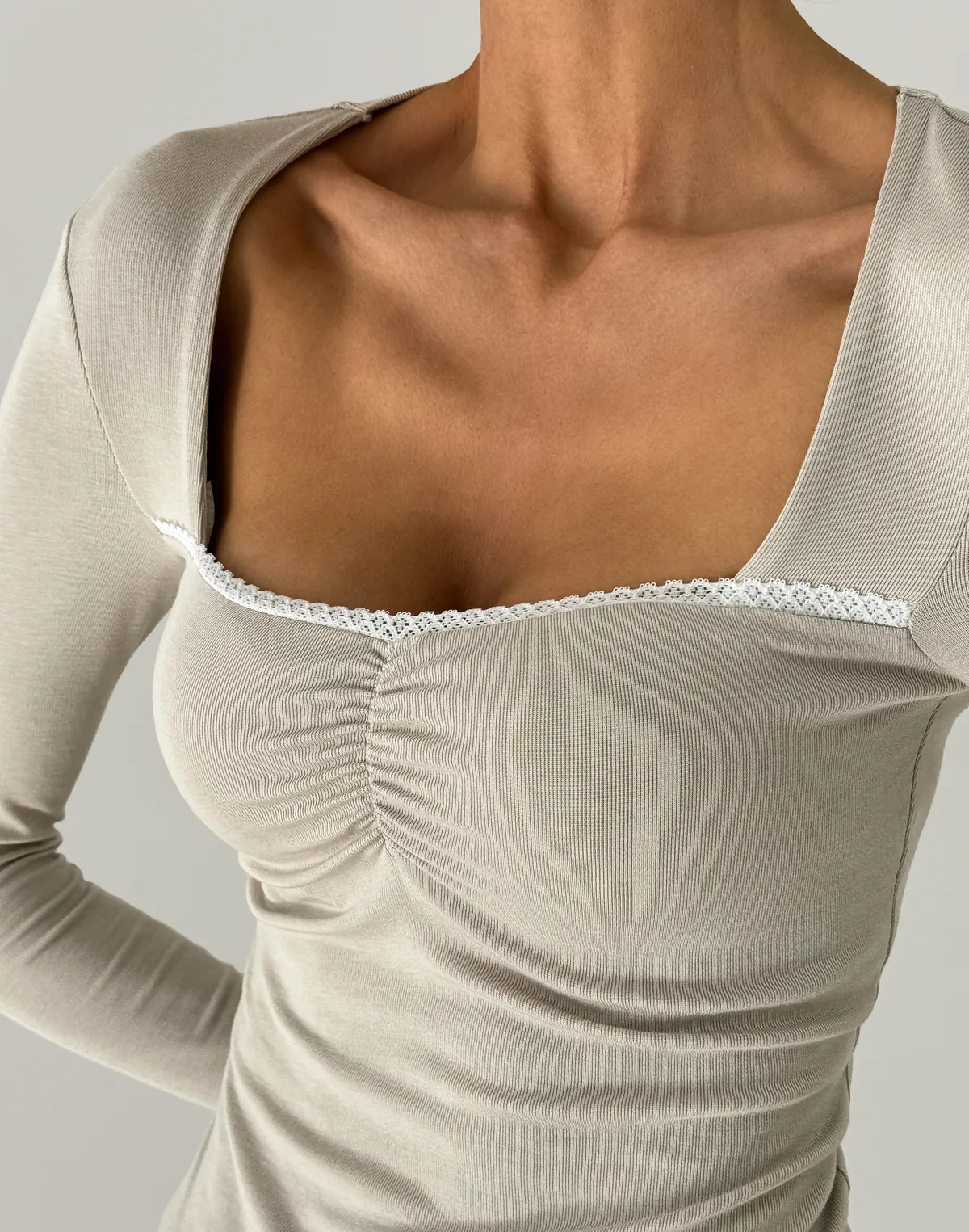 Лонгслів з мереживним декольте та декоративною затяжкою, світлий капучіно - Фото 4
