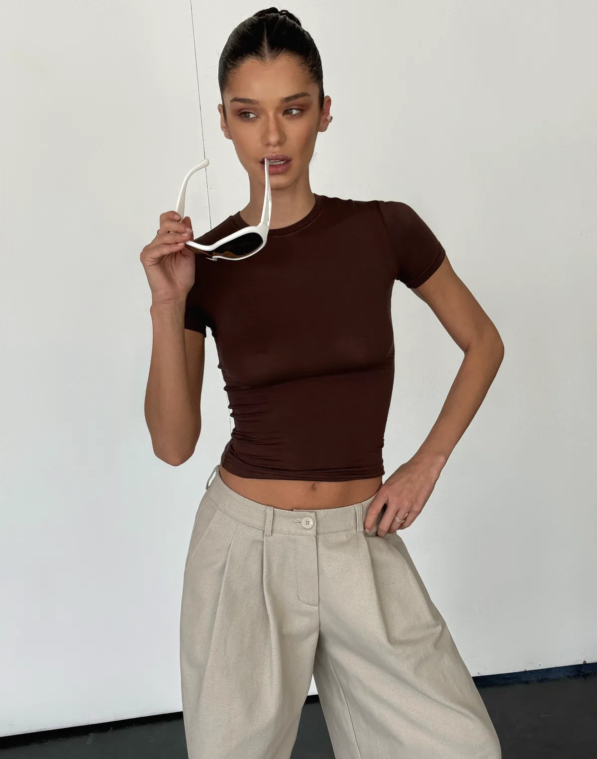 Футболка по фігурі з кашеміром у складі, шоколадна - Фото 5