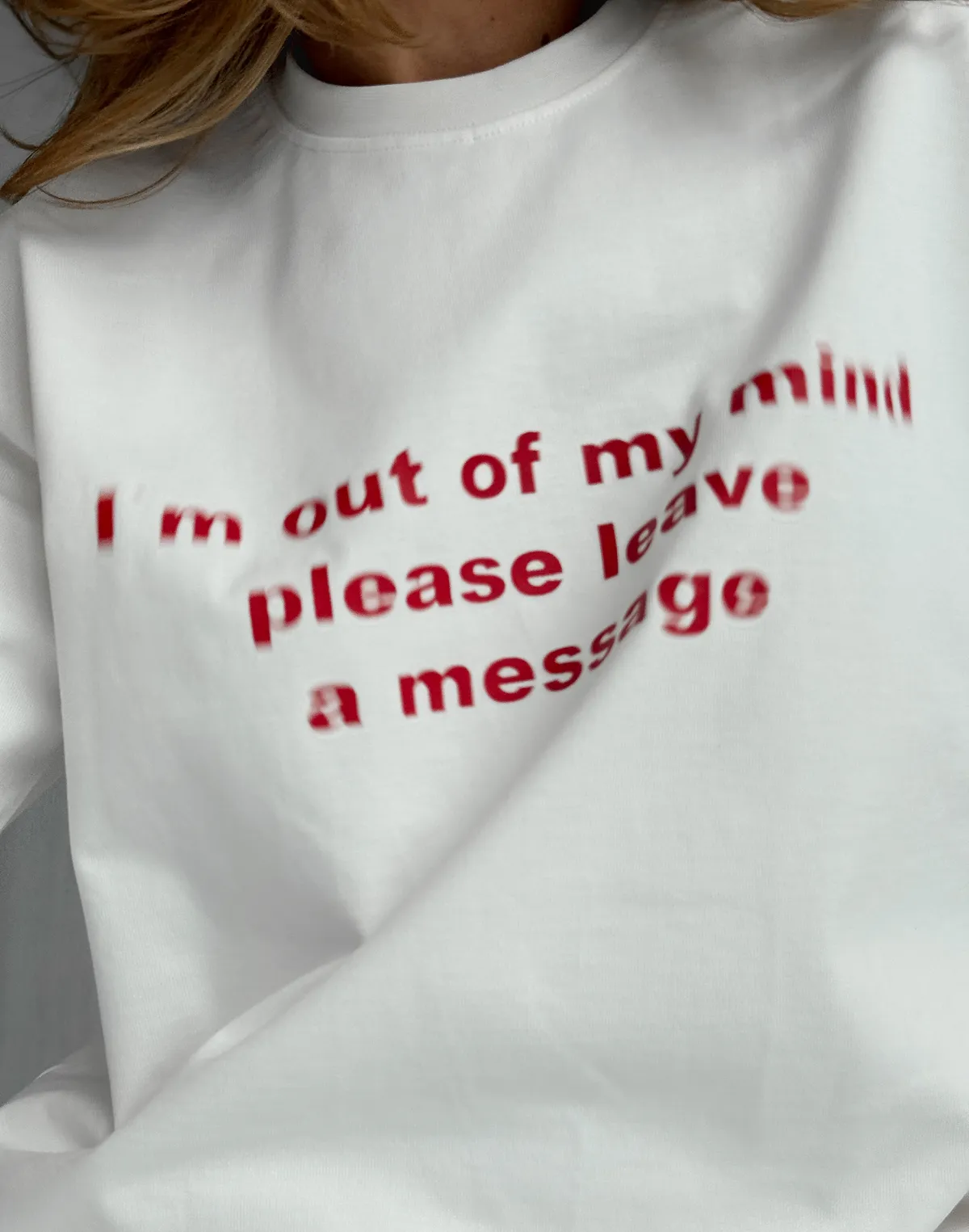 Футболка жіноча зі супер щільного котону оверсайз, екрю з принтом "I’m out of my mind, please leave a message" - Фото 6